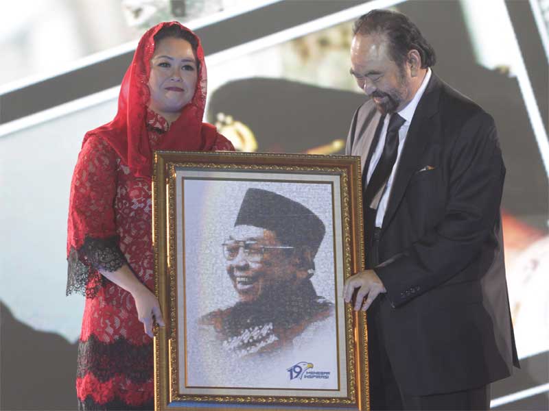 Chairman Media Group Surya Paloh memberikan lukisan wajah Presiden ke-4 RI Abdurrahman Wahid kepada putrinya, Yenny Wahid.