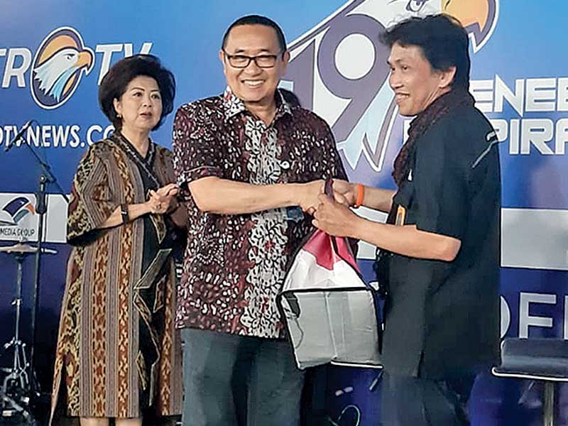 Dirut MI Firdaus Dayat (tengah) didampingi Direktur Sales dan Marketing Metro TV Lestari Luhur (kiri) secara simbolis menyerahkan lunch box.