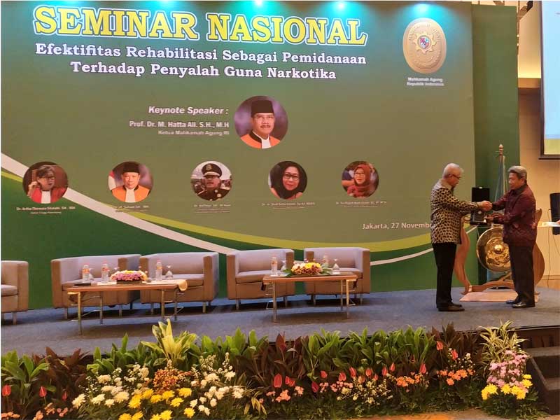Ketua Mahkamah Agung, M Hatta Ali (kiri) di acara Seminar nasional Soal Rehabilitasi Pecandu Narkoba