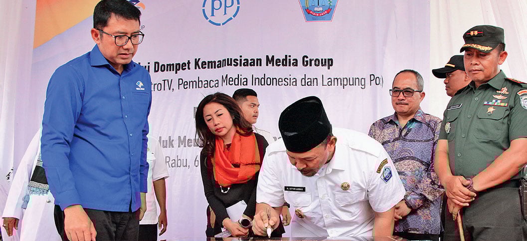 PERESMIAN PUSKESMAS: Ketua Yayasan Dompet Kemanusian Media Group (YDKMG), Ali Sadikin (kiri), menyaksikan penandatanganan prasasti 