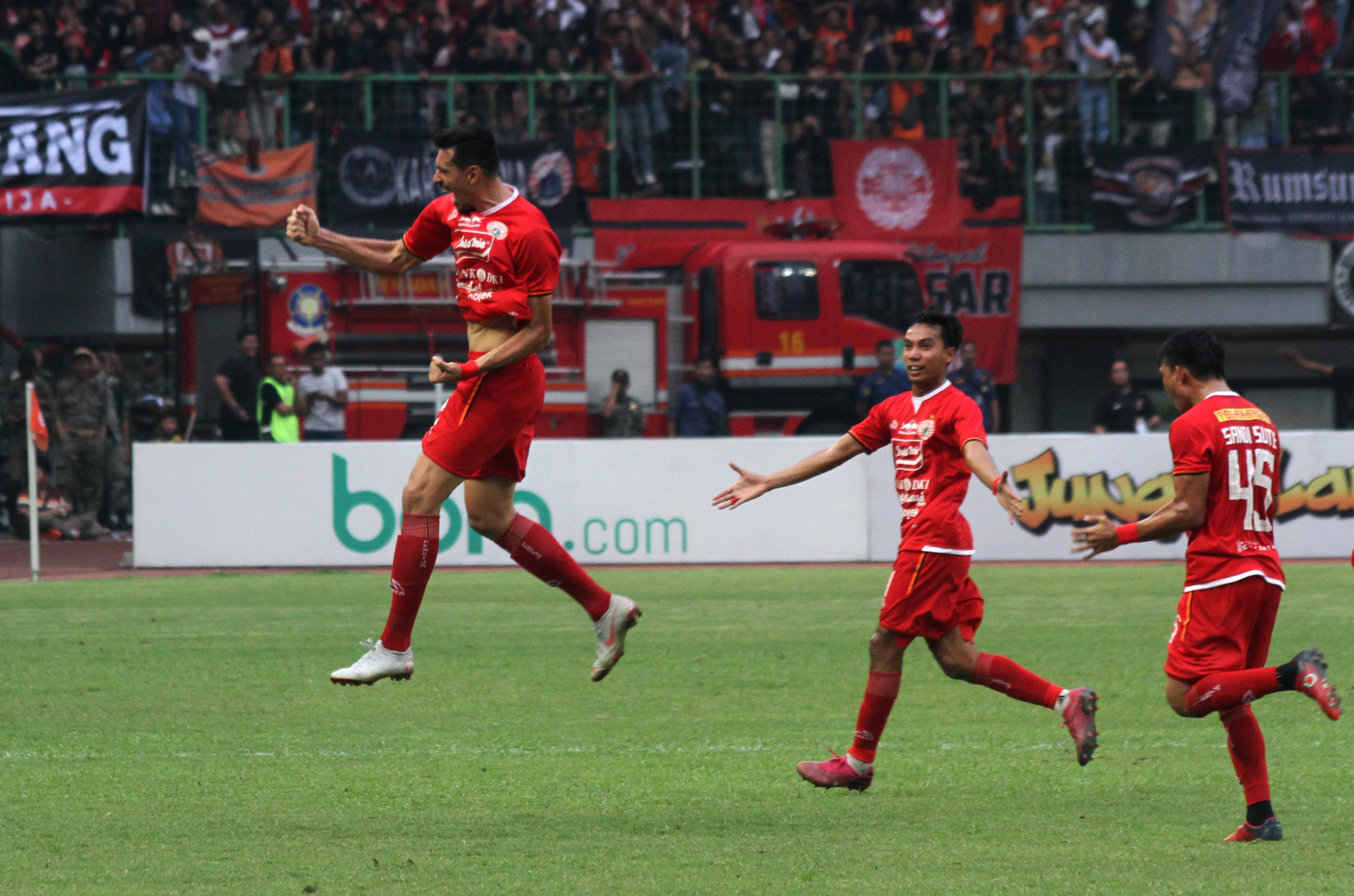  Pesepak bola Persija Jakarta Xandao (kiri) melakukan selebrasi usai mencetak gol pertama ke gawang Tira Persikabo