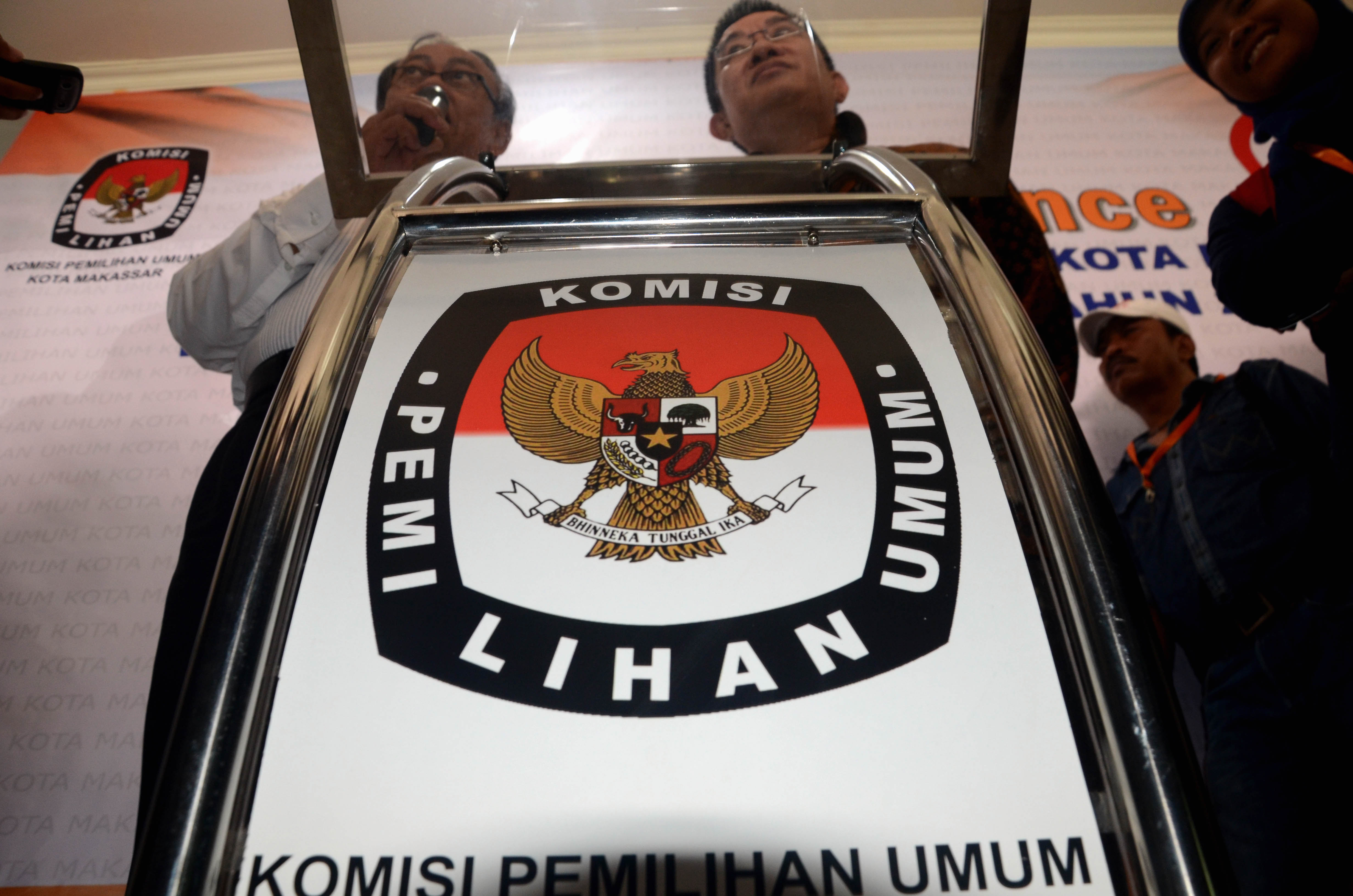 Calon perseorangan yang mencalonkan pada Pilkada 2020 minimal didukung 10% dari daftar pemilih tetap Pemilu 2019. 