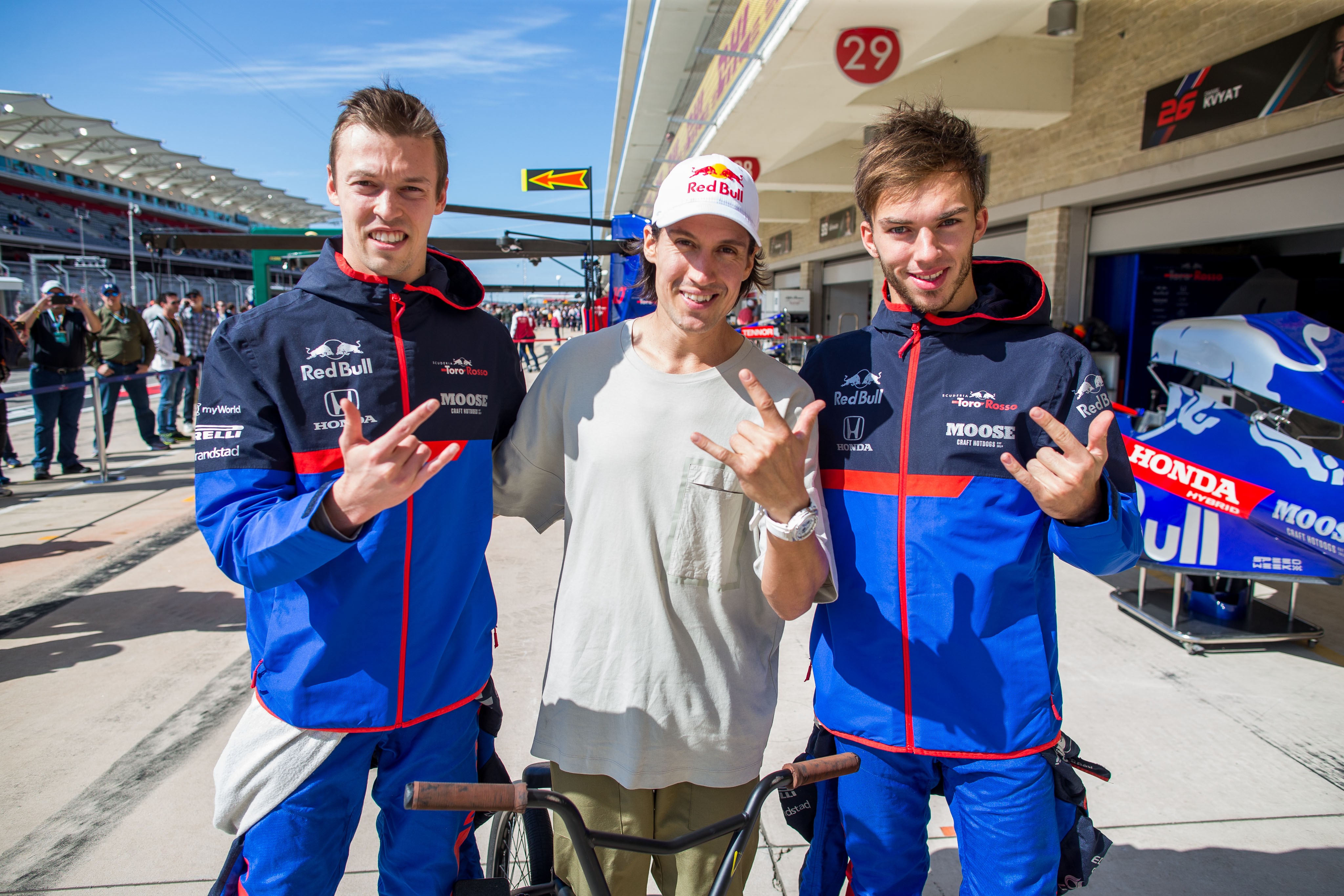 Duet pembalap Toro Rosso Daniil Kvyat dan Pierre Gasly mengapit atlet BMX Jorge 'Viki' Gomez.