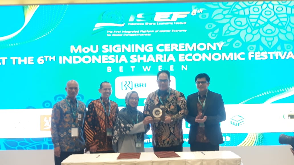 Pendatanganan MoU oleh Direktur Bisnis Ritel BRI Syariah Fidri Arnaldy dan Yuke Sri Rahayu selaku Direktur Akses Perbankan Bekraf.
