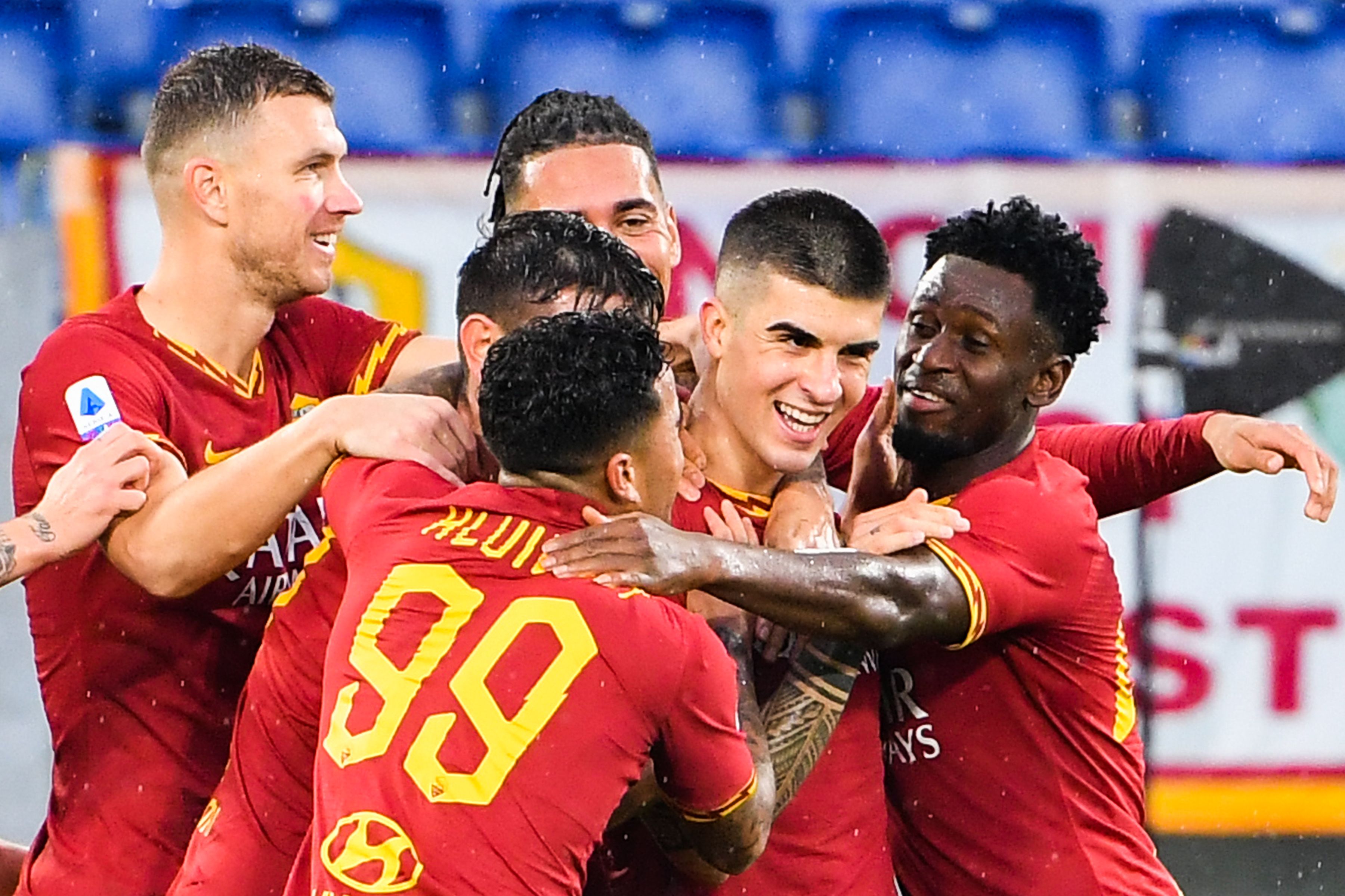 Para pemain AS Roma merayakan gol yang dicetak Gianluca Mancini (tengah) ke gawang Brescia