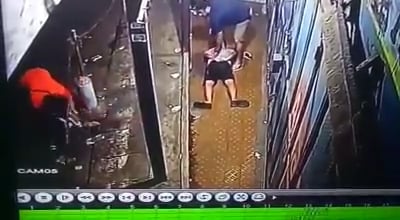 Foto tangkapan dari rekaman CCTV penangkapan kasus narkoba di kawasan Cengkareng, Jakarta Barat.