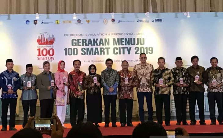 Menteri Komunikasi dan Informatika Johnny G Plate (tengah) bersama sejumlah pemimpin daerah dalam acara 