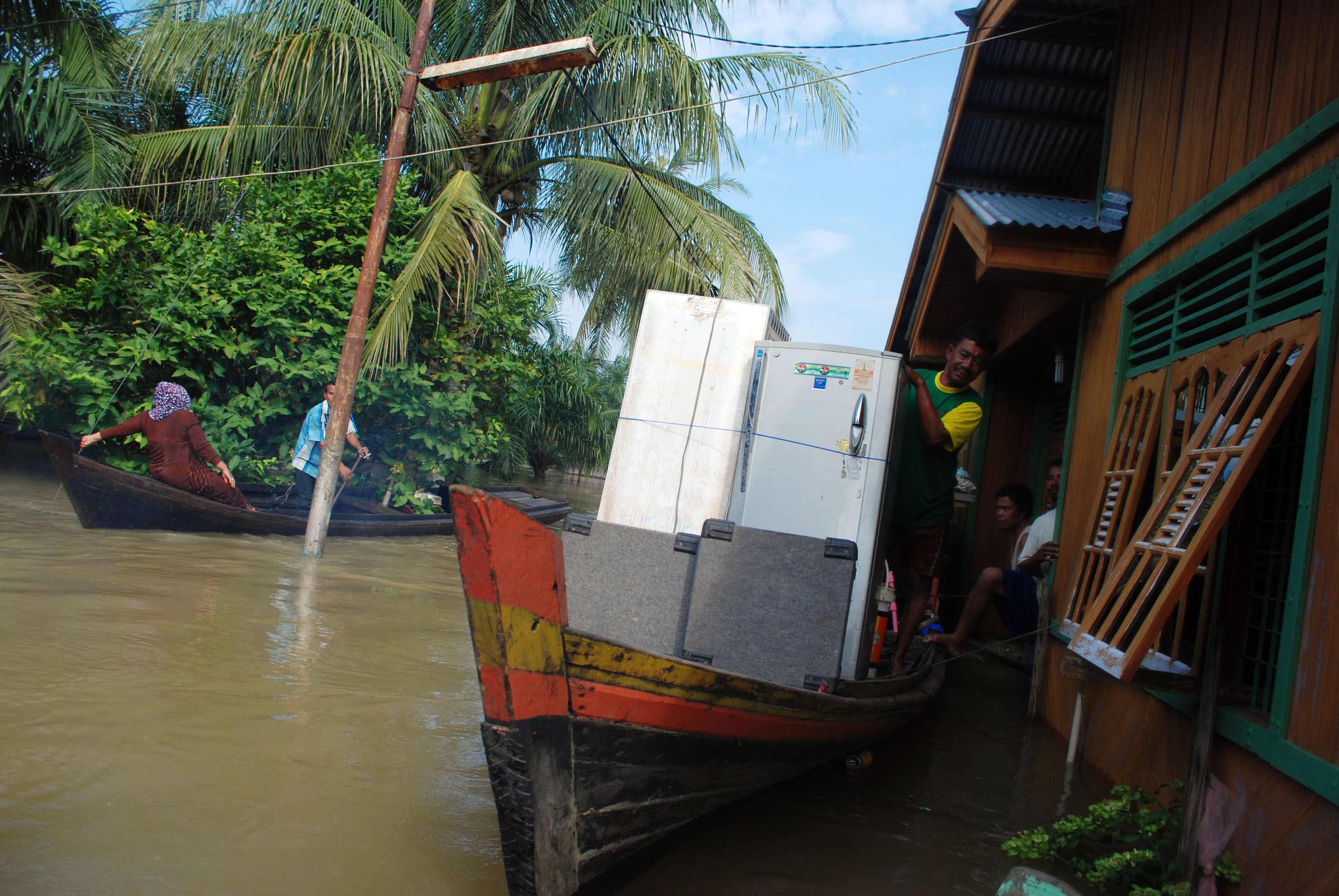 Sebuah peerahu evakusi korban banjir di Riau, beberapa waktu lalu
