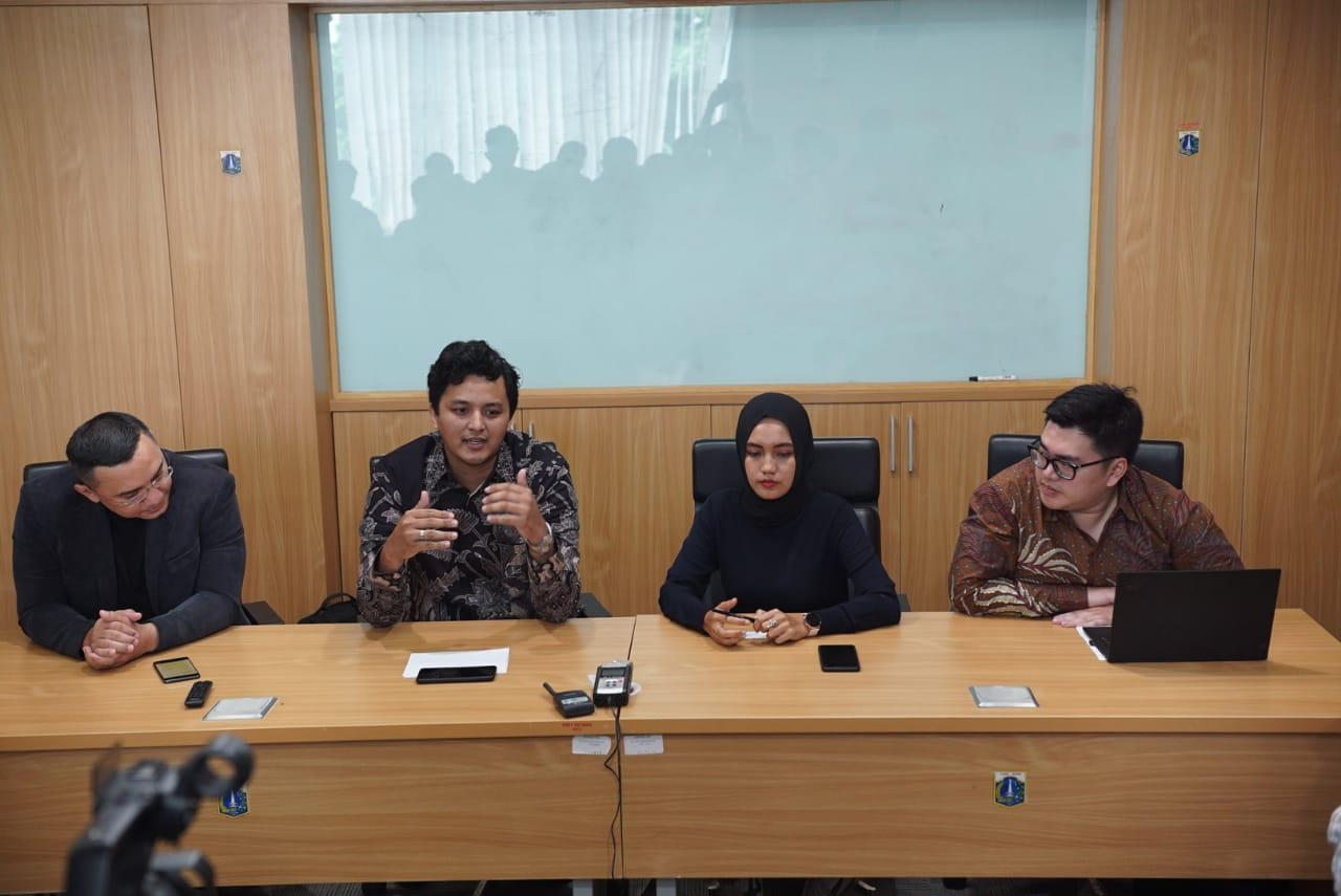 Wakil Ketua Komisi E DPRD DKI Jakarta dari Fraksi PSI Anggara Wicitra Sastroamidjojo (kedua Kiri) bersama Anthony Winza Probowo (Kanan)