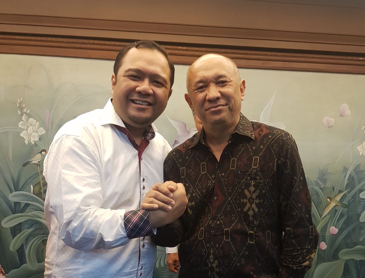  Direktur Generasi Optimis Research and Consulting (GORC), Frans Meroga Panggabean dan Menteri Koperasi dan UKM Teten Masduki.