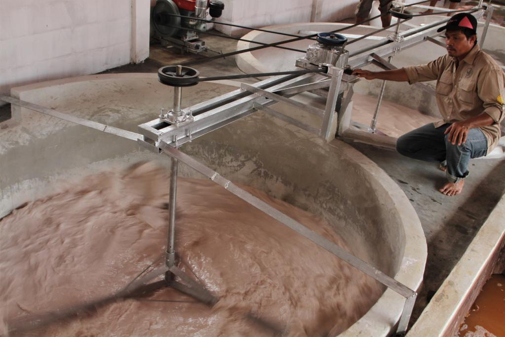 Anggota kelompok tani sagu memperlihatkan pengolahan sagu modern tanpa limbah, di Desa Labela, Besulutu, Konawe, Sulawesi Tenggara,