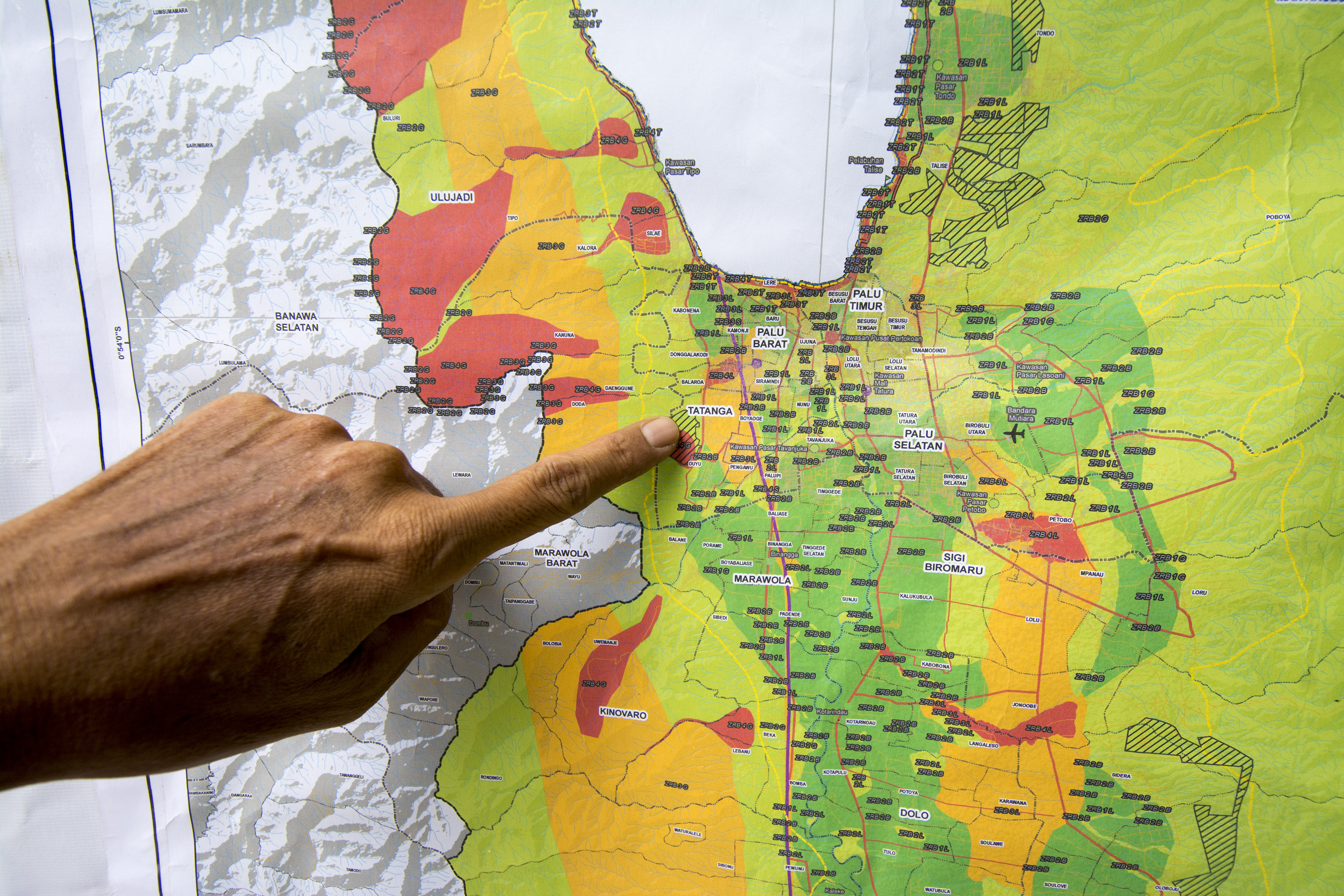 Ilustrasi: Warga mengidentifikasi lokasi huniannya di peta zona rawan bencana Kota Palu, Kabupaten Sigi dan Donggala (Pasigala)