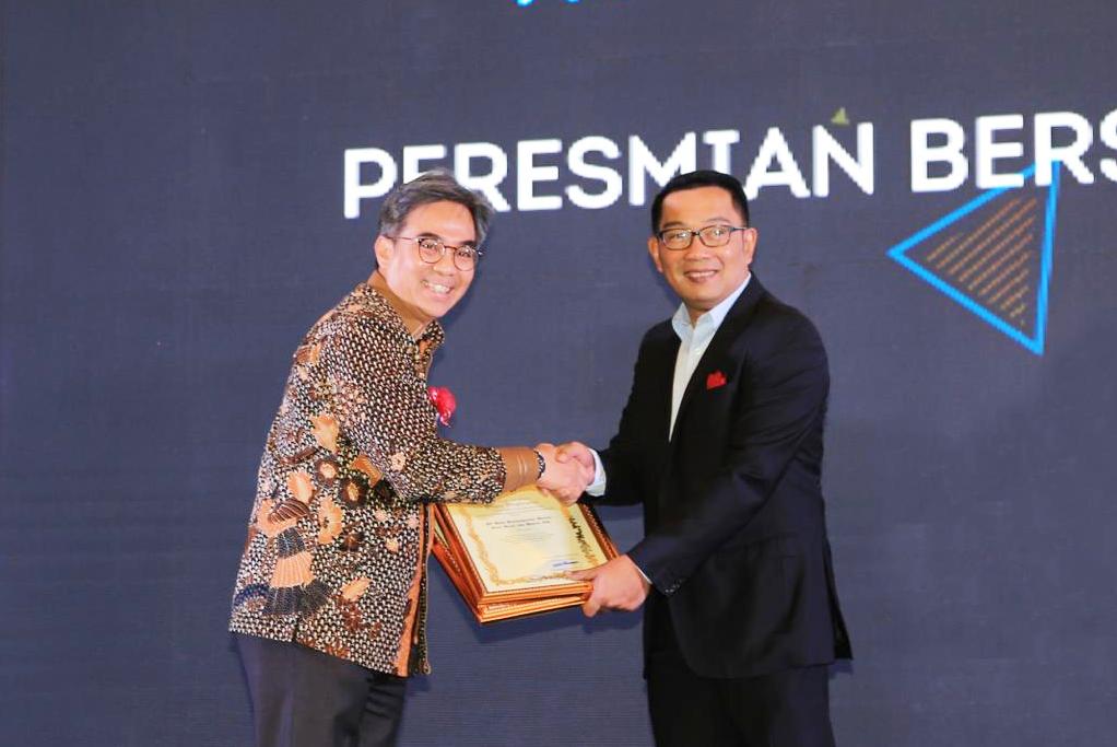 Direktur Operasional bank bjb Tedi Setiawan (kiri) menerima penghargaan Mitra Pembangunan Daerah Jabar dari Gubernur Jabar Ridwan Kamil.