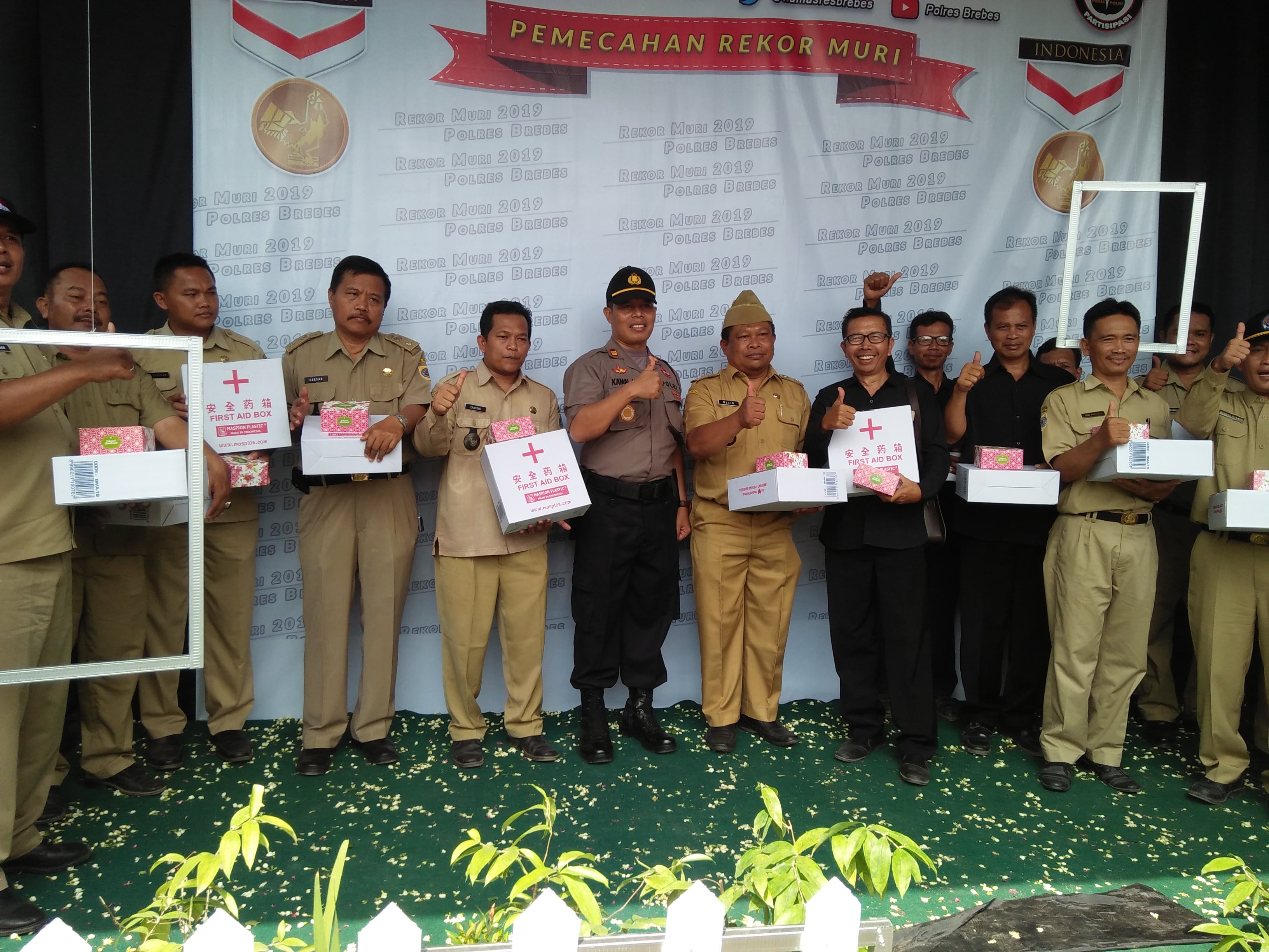 Polda Jateng dan Polres Brebes bersama Perangkat Daerah Penerima Kotak P3K