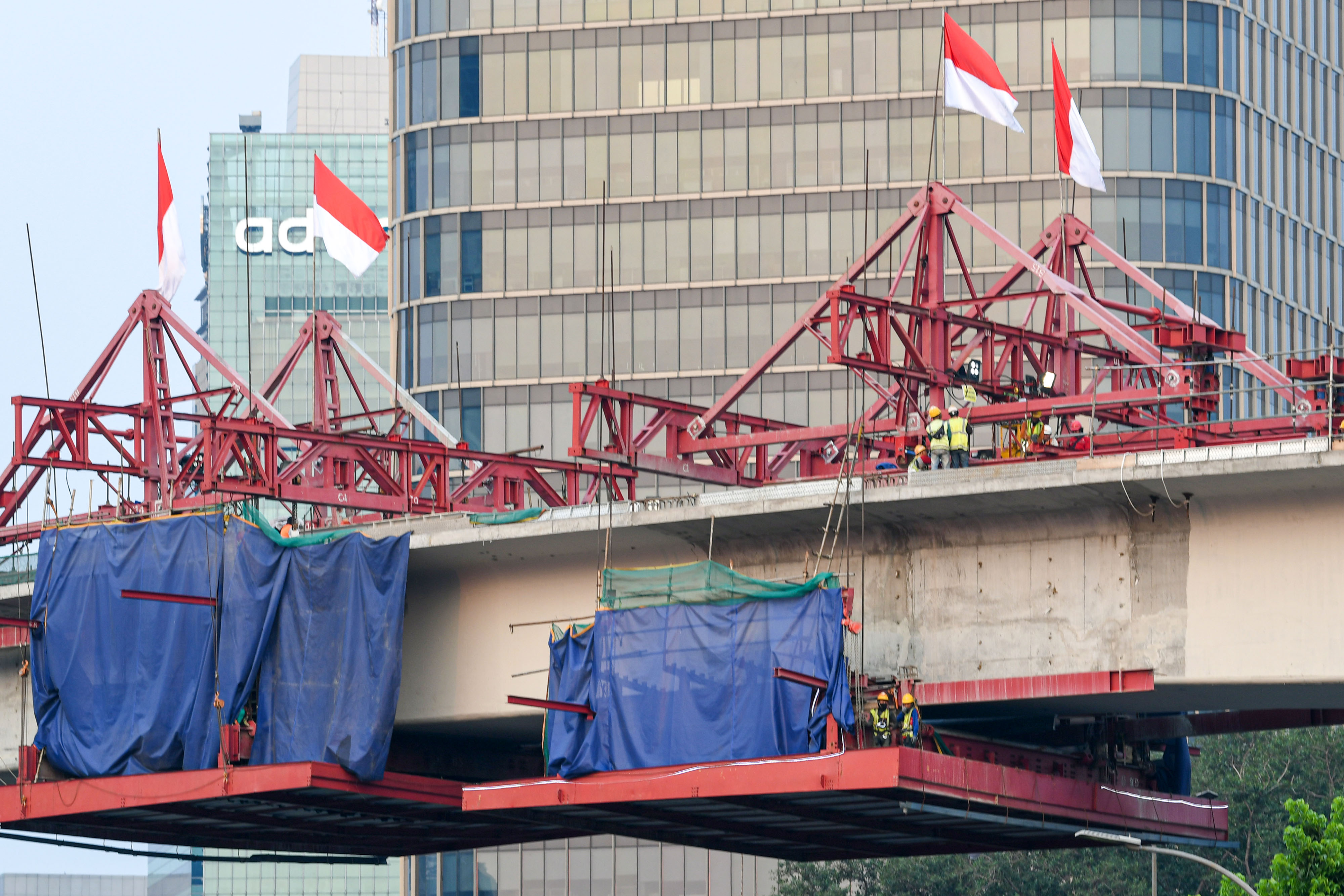 Sejumlah pekerja menyelesaikan proyek pembangunan longspan atau bentangan beton panjang lintasan LRT) di Kuningan, Jakarta
