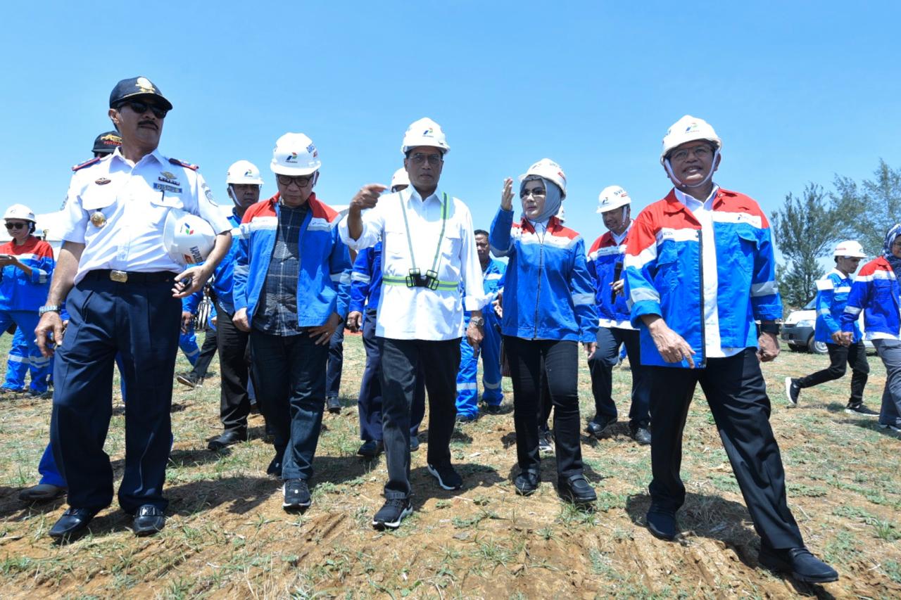 Menhub Budi Karya (tengah) didampingi Dirut Pertamina Nicke (kedua dari kanan) mengunjungi proyek kilang GRR Tuban.
