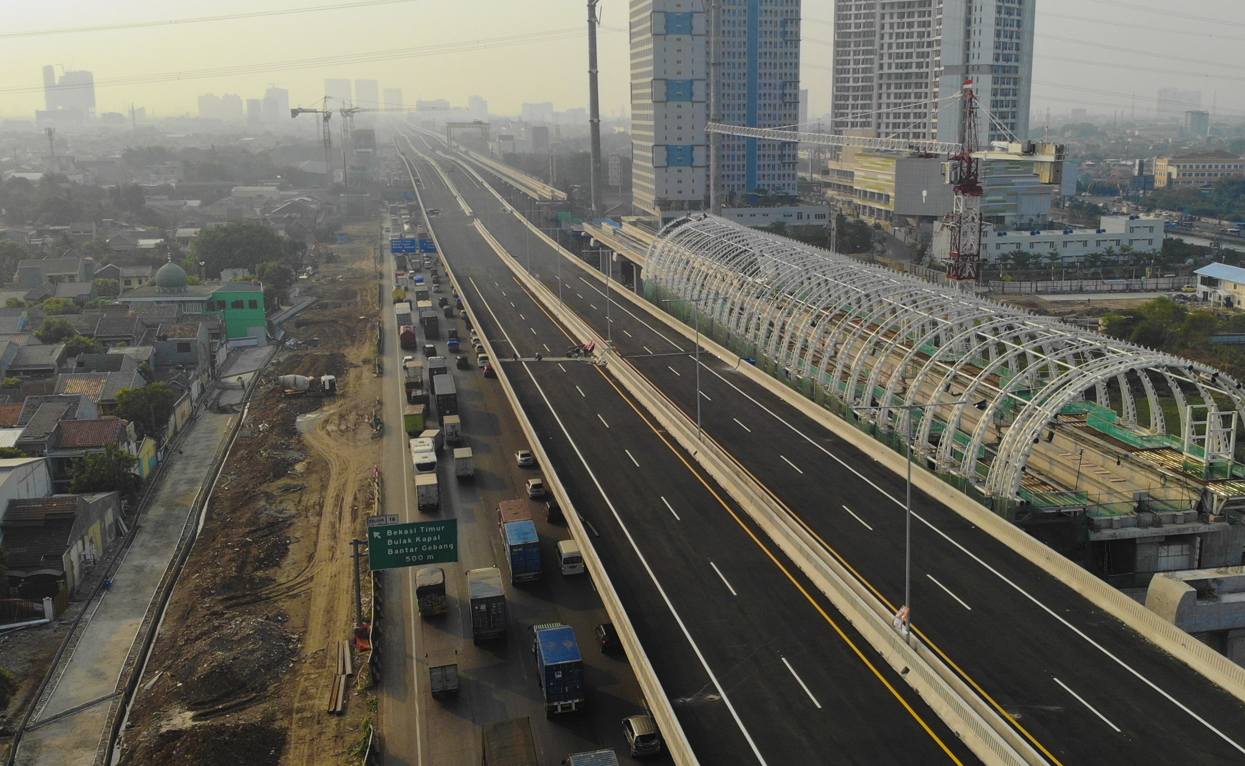  Foto udara pembangunan proyek Jalan Tol Layang (Elevated) Jakarta-Cikampek di Tambun, Bekasi, Jawa Barat, Jumat (8/11/2019)