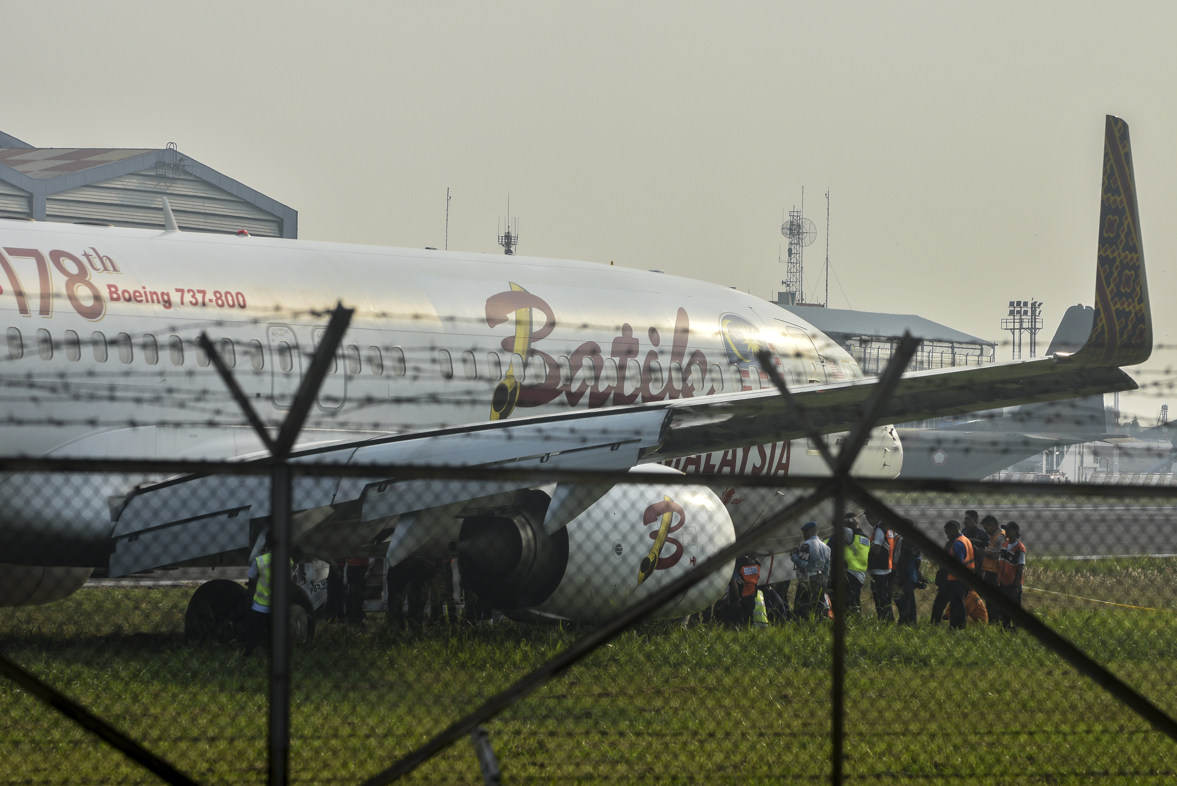 Pendaratan darurat Batik Air di Bandara El Tari, Kupang pada Minggu (17/11/2019) akibat pilot pingsan. 