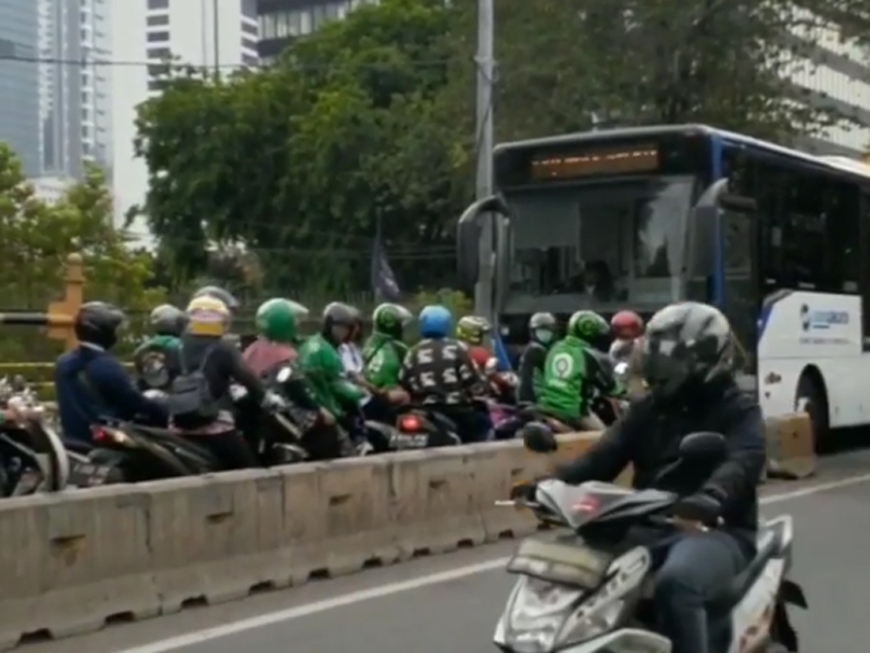 Trans-Jakarta Apresiasi Pramudi yang tidak Mengalah pada Pemotor