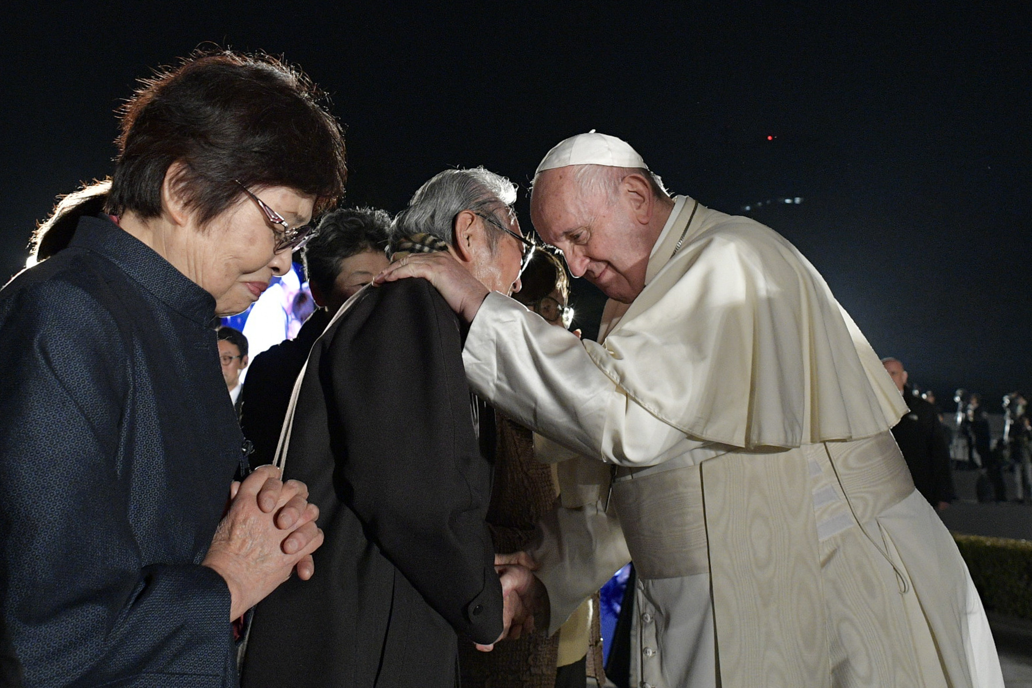 Paus Fransiskus saat bertemu penyintas serangan bom atom di Hiroshima