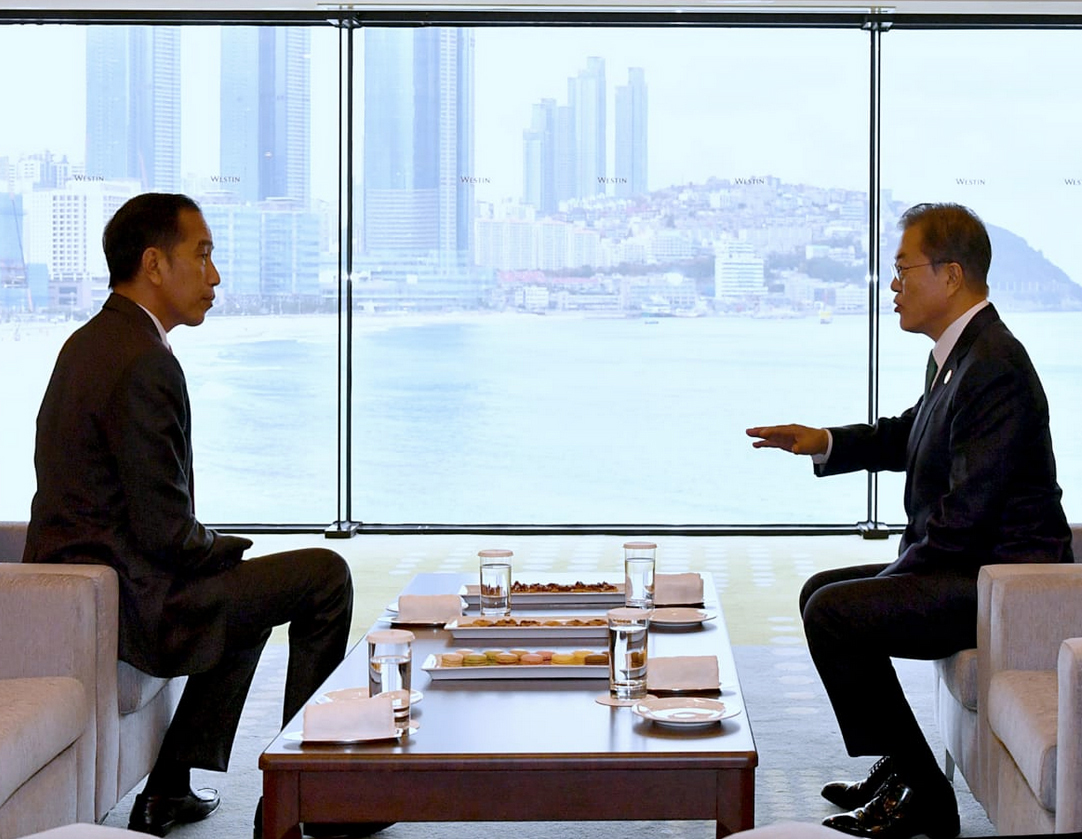 Presiden Joko Widodo (kiri) berbincang dengan Presiden Korsel Moon Jae-in