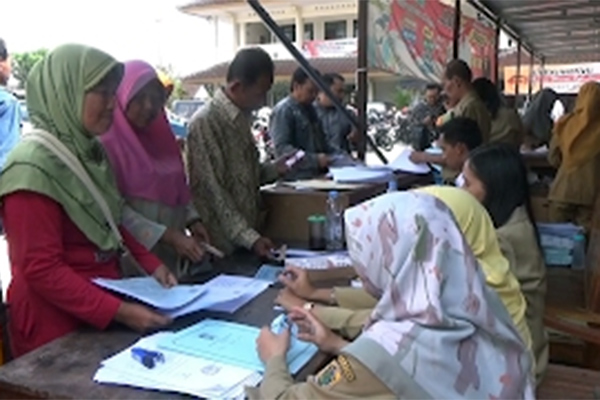 Hujan disertai angin kencang rusak gedung kantor Dukcapil Klaten, Pelayanan administrasi kependudukan dilakukan secara darurat.