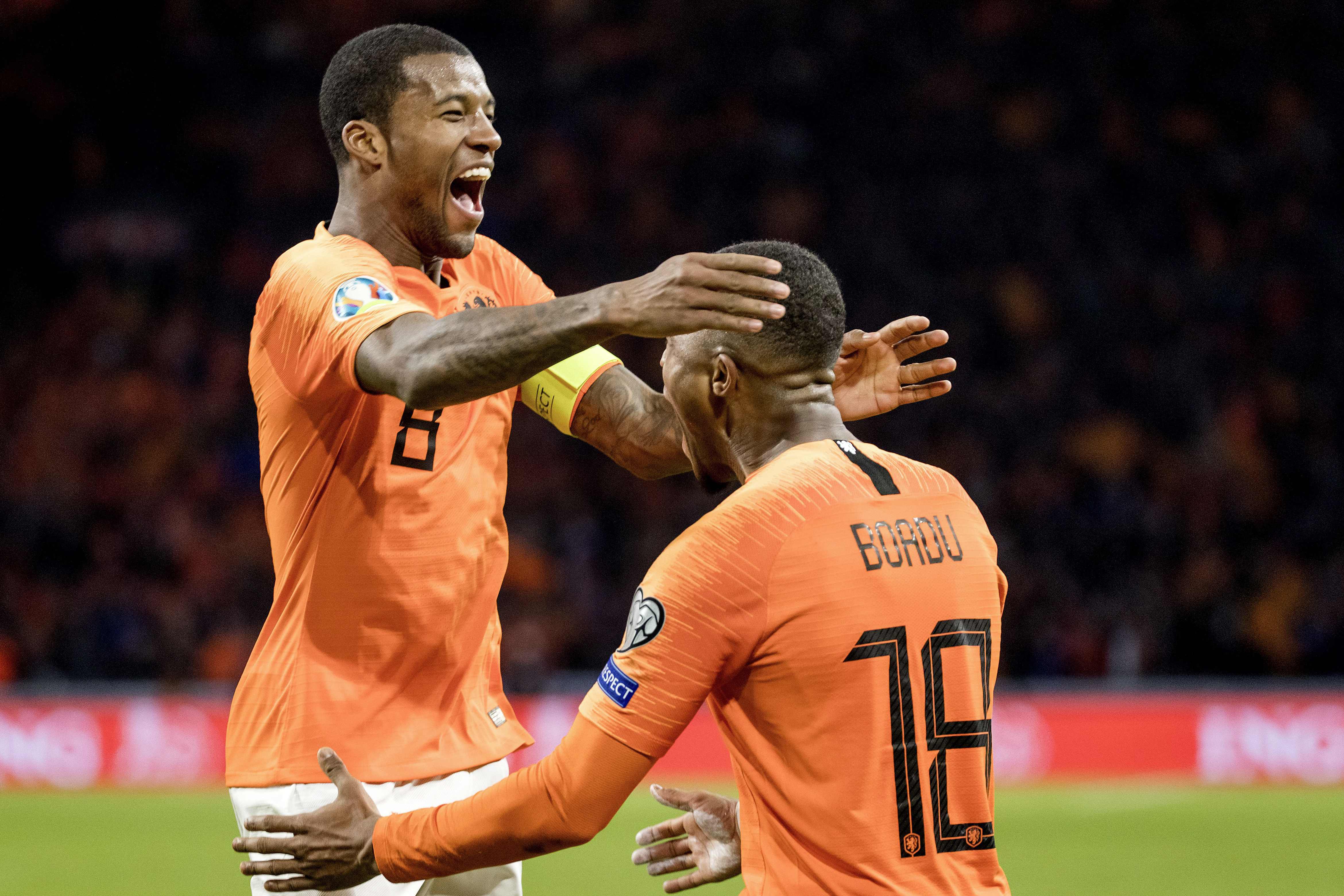 Georginio Wijnaldum (kiri) melakukan selebrasi usai mencetak gol untuk Belanda ke gawang Estonia dalam laga kualifikasi Piala Eropa 2020.
