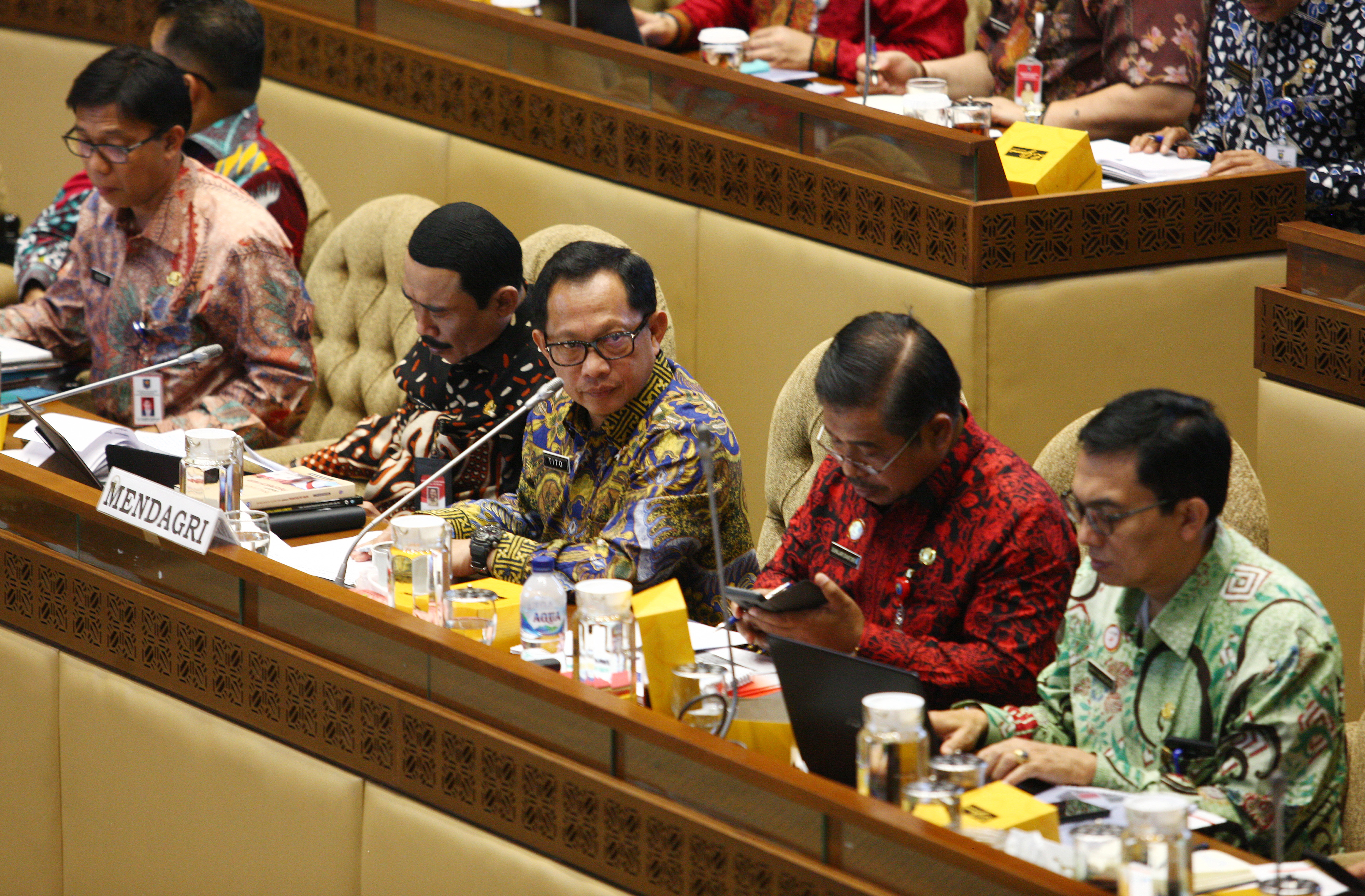  Mendagri Tito Karnavian (tengah) didampingi jajaran staf Kemendagri mengikuti rapat kerja dengan Komisi II DPR.