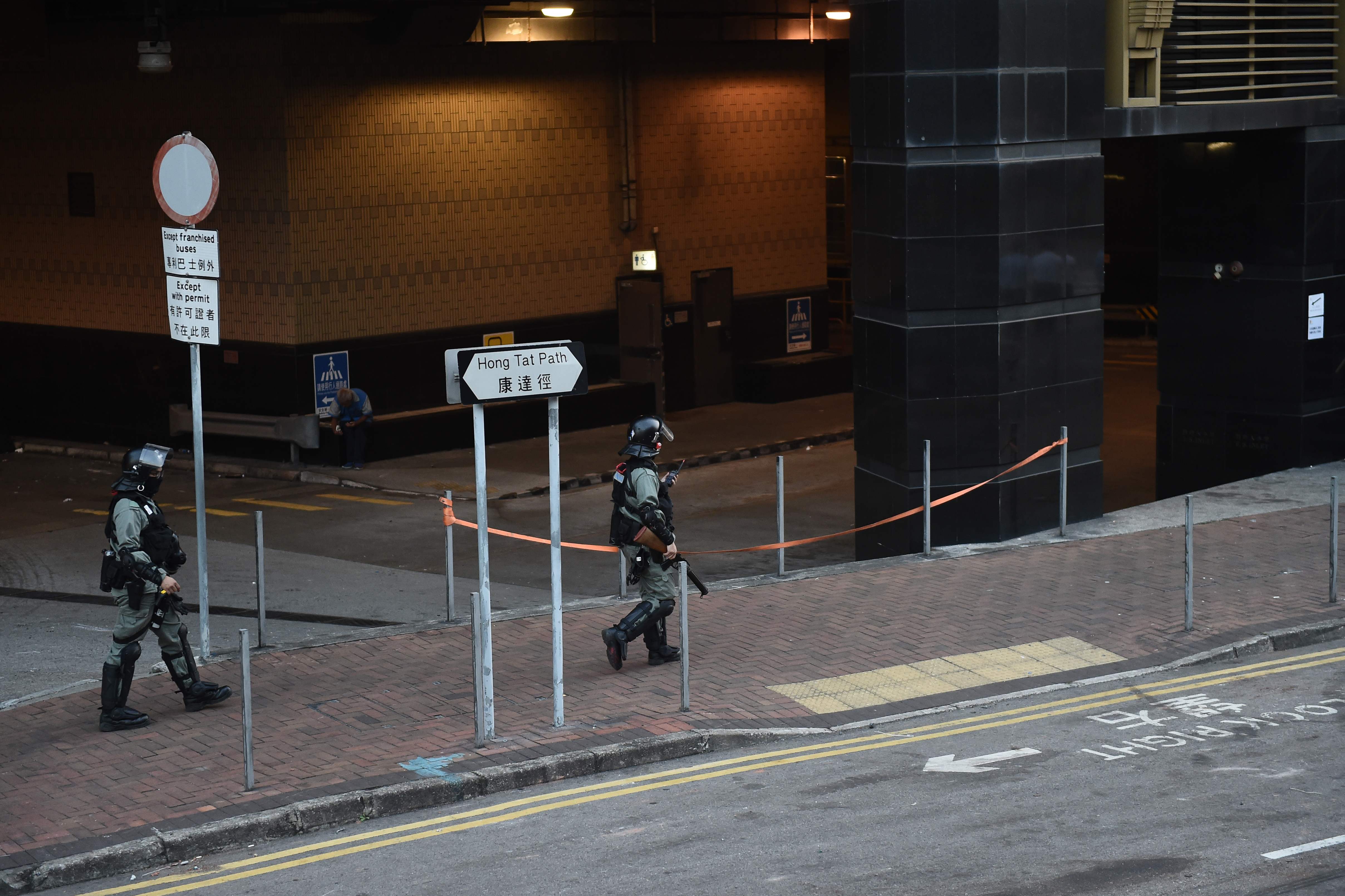 Sejumlah polisi tampak berpatroli di luar kampus Hong Kong Polytechnic University.