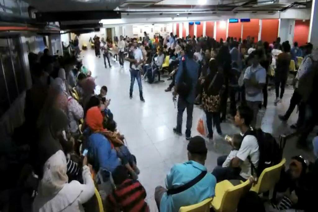 Suasana antrean di Keimigrasian KBRI Kuala Lumpur. 