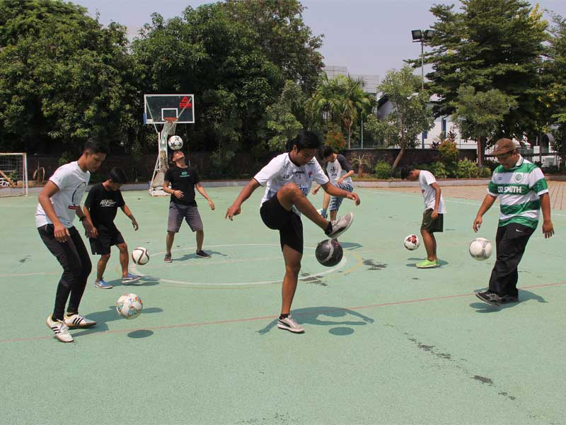 Komunitas Freestyle Football melakukan aksi akrobatik di kawasan Gedung Menpora, Jakarta Selatan.