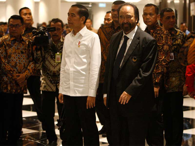 Ketua Umum Partai NasDem Surya Paloh (kanan) dan Presiden Joko Widodo.