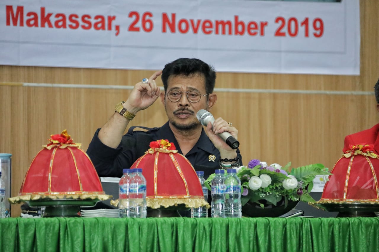 Mentan Syahrul Yasin Limpo ajak mahasiswa mulai menanam biji buah.