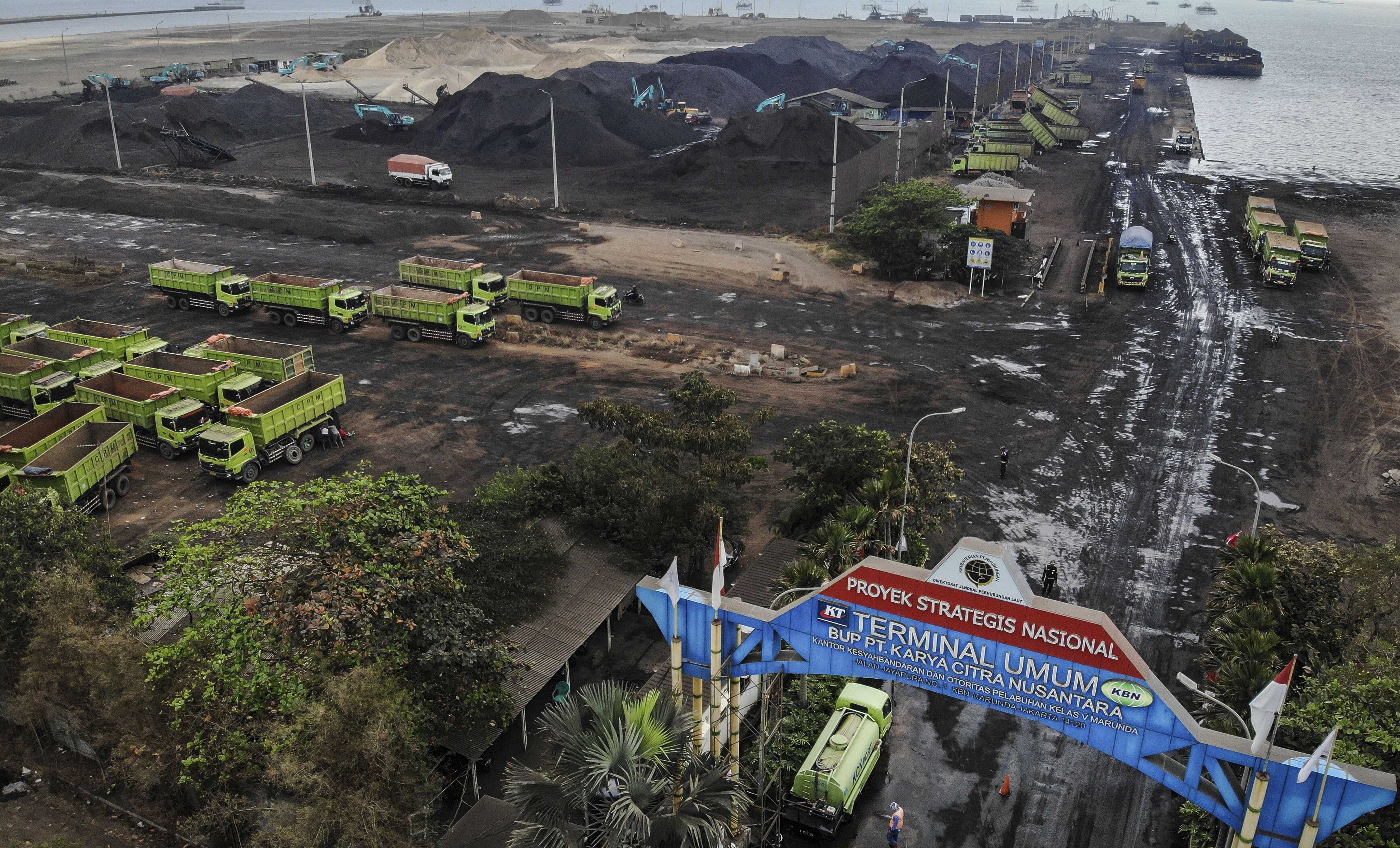 Aktivitas bongkar-muat di Pelabuhan Marunda