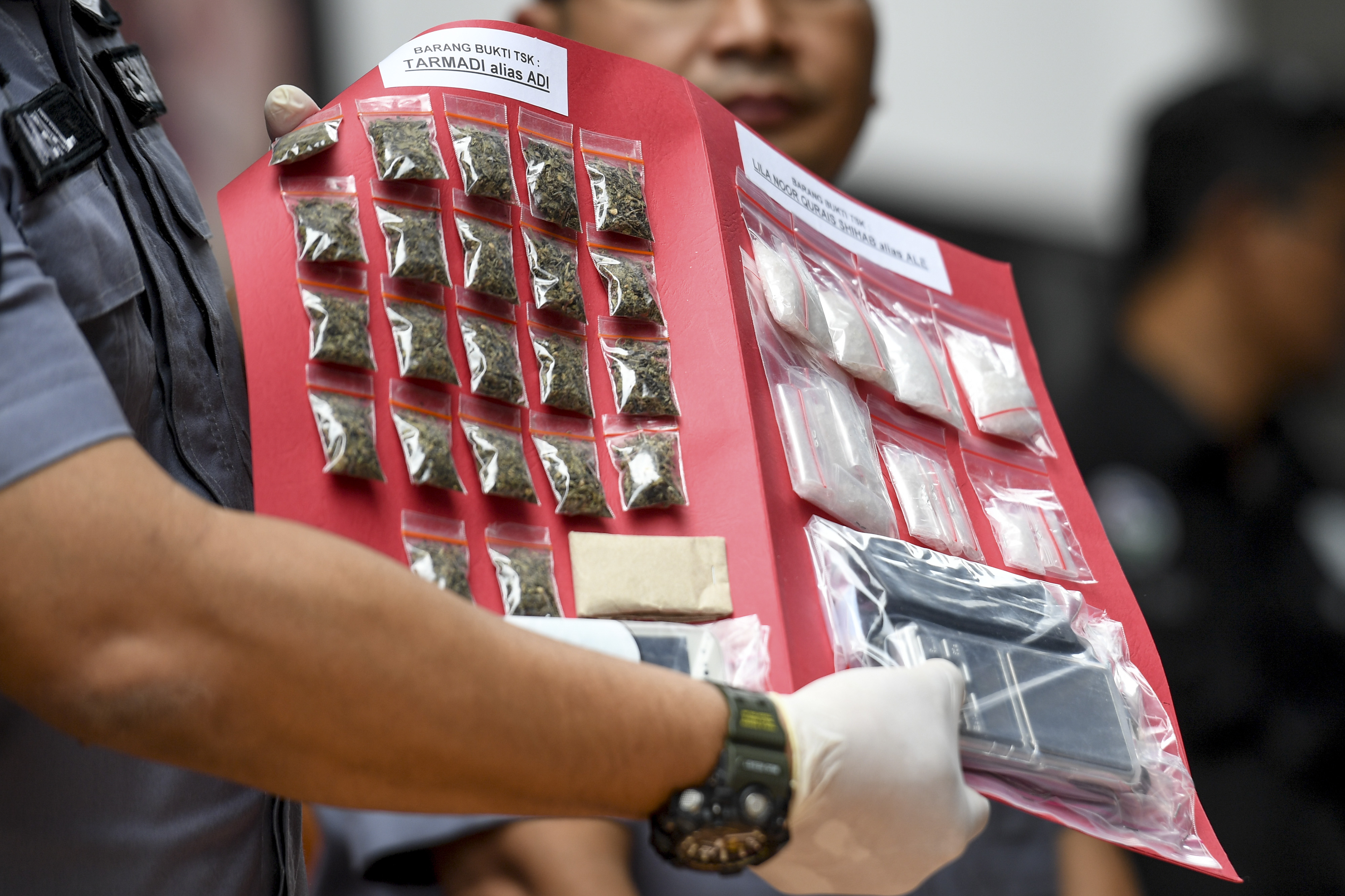 Petugas menunjukan barang bukti narkoba jenis sabu-sabu dan ganja saat rilis hasil Operasi Nila Jaya 2019 di Mapolda Metro Jaya