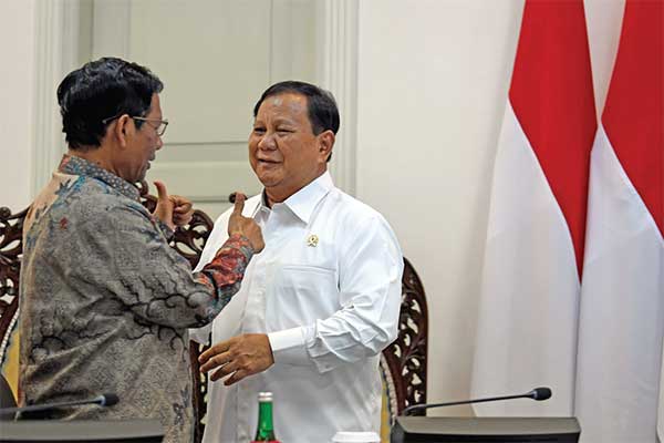 Menko Polhukam Mahfud MD (kiri) berbincang dengan Menteri Pertahanan Prabowo Subianto saat akan mengikuti rapat terbatas 
