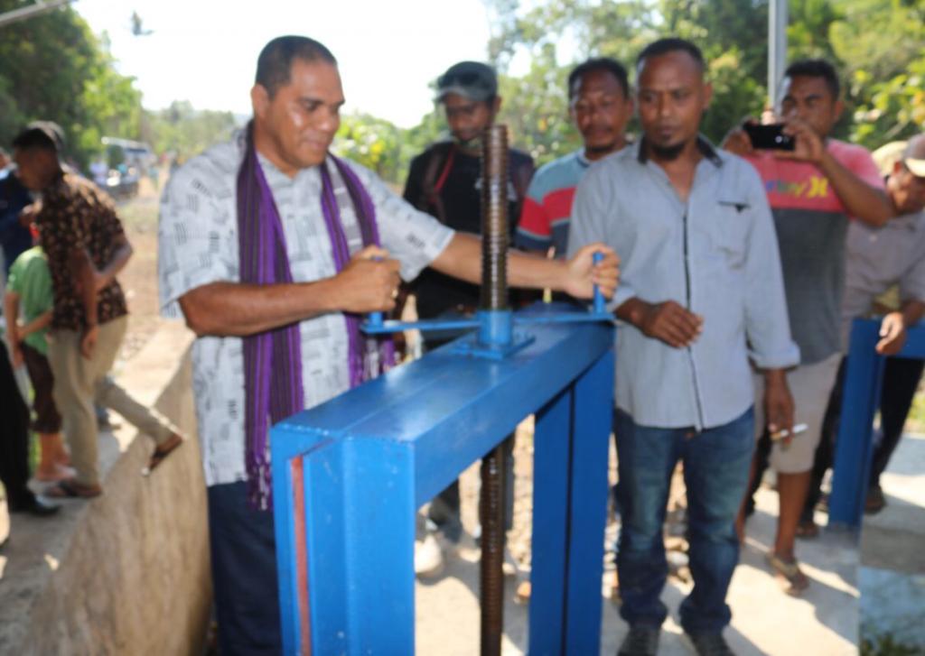 Bupati Flores Timur Antonoius Gege Hadjon meresmikan bendungan Waigowa di Desa Lamahoda, Kecamatan Adonara, Sabtu (23/11/2019). 