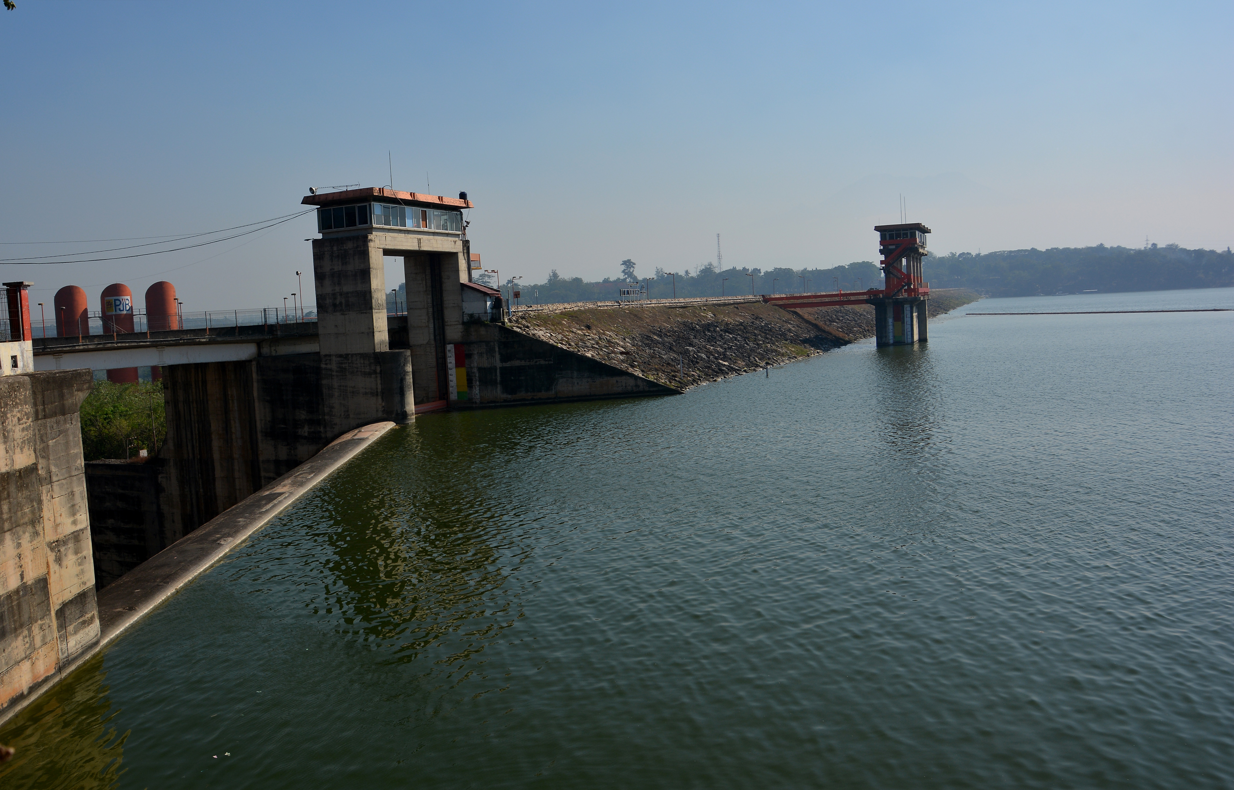Bendungan Sutami yang digunakan untuk PLTA Karangkates di Kabupaten Malang, Jawa Timur