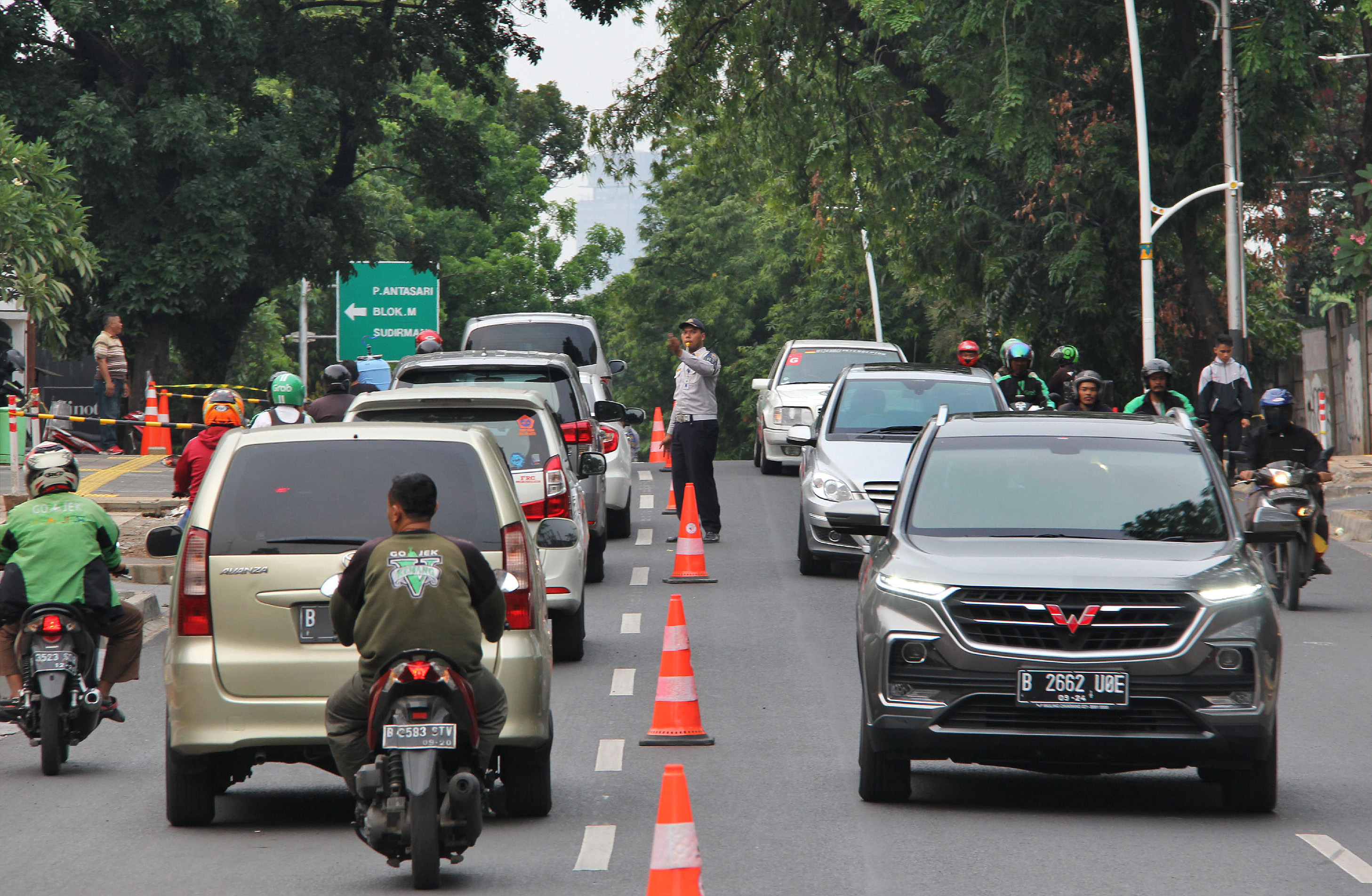 Perhubungan Provinsi DKI Jakarta melakukan rekayasa lalu lintas.