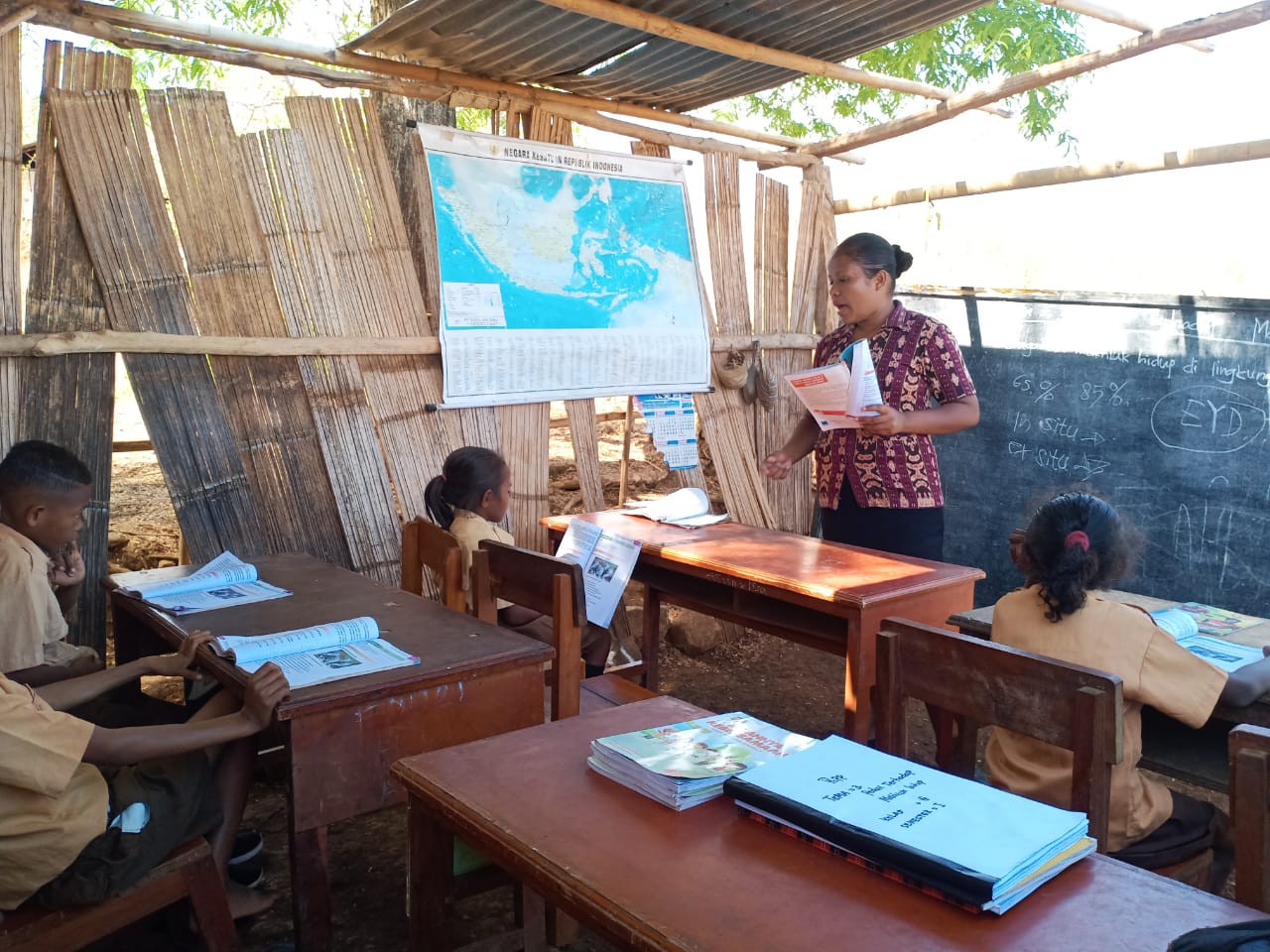 Siswa kelas IV SDN Kepiketik melaksanakan kegiatan belajar mengajar