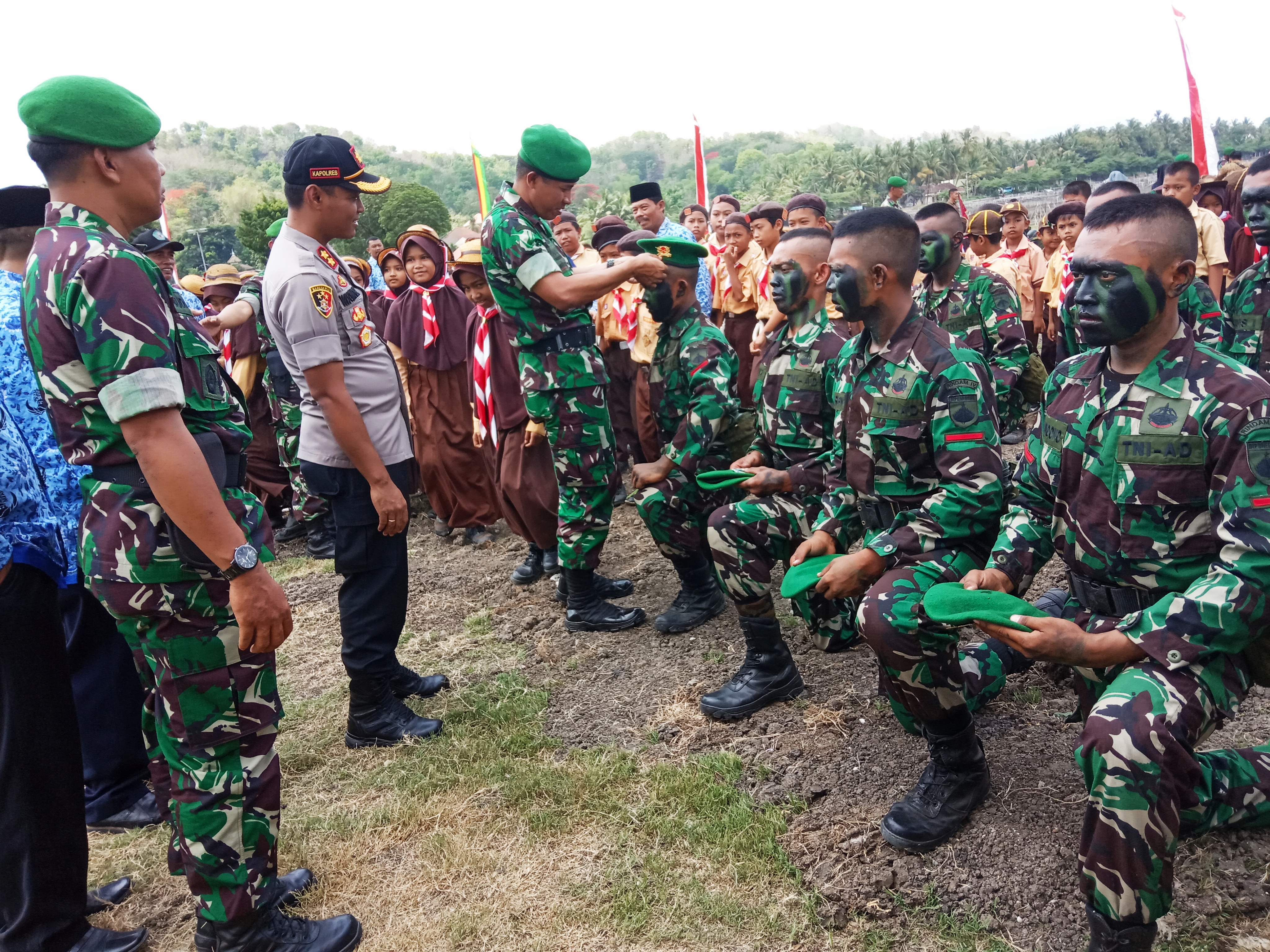 Wadan Rindam IV/Diponegoro Kolonel (Inf) Iwan Rosandriyanto memasangkan baret ke prajurit infanteri