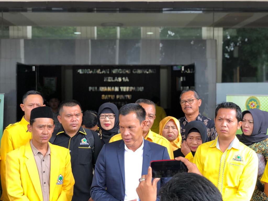Ketua DPD Partai Golkar Kabupaten Bogor, H. Ade Ruhandi, SE (tengah) memberikan penjelasan soal hasil Pilkades 2019 di Kabupaten Bogor.