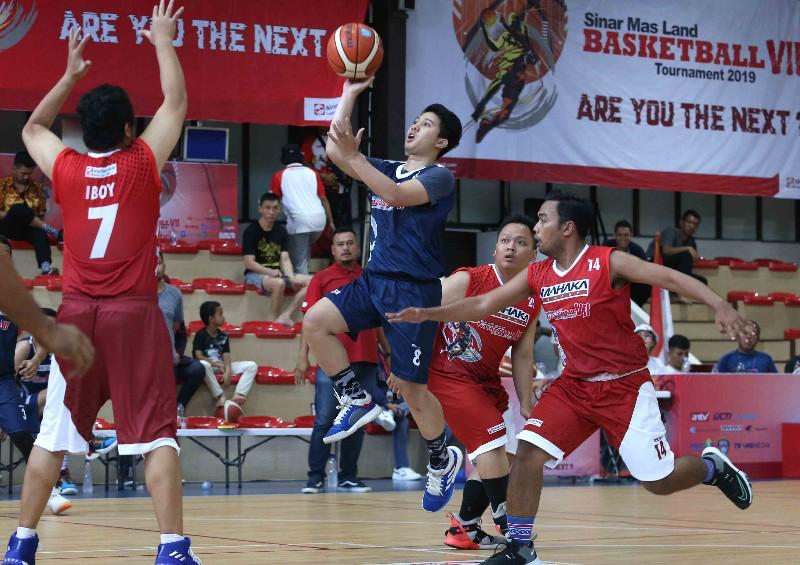 Sebanyak empat pemain tim basket Mahaka mencoba membayangi usaha pemain tim Transmedia yang akan menembakan bola.