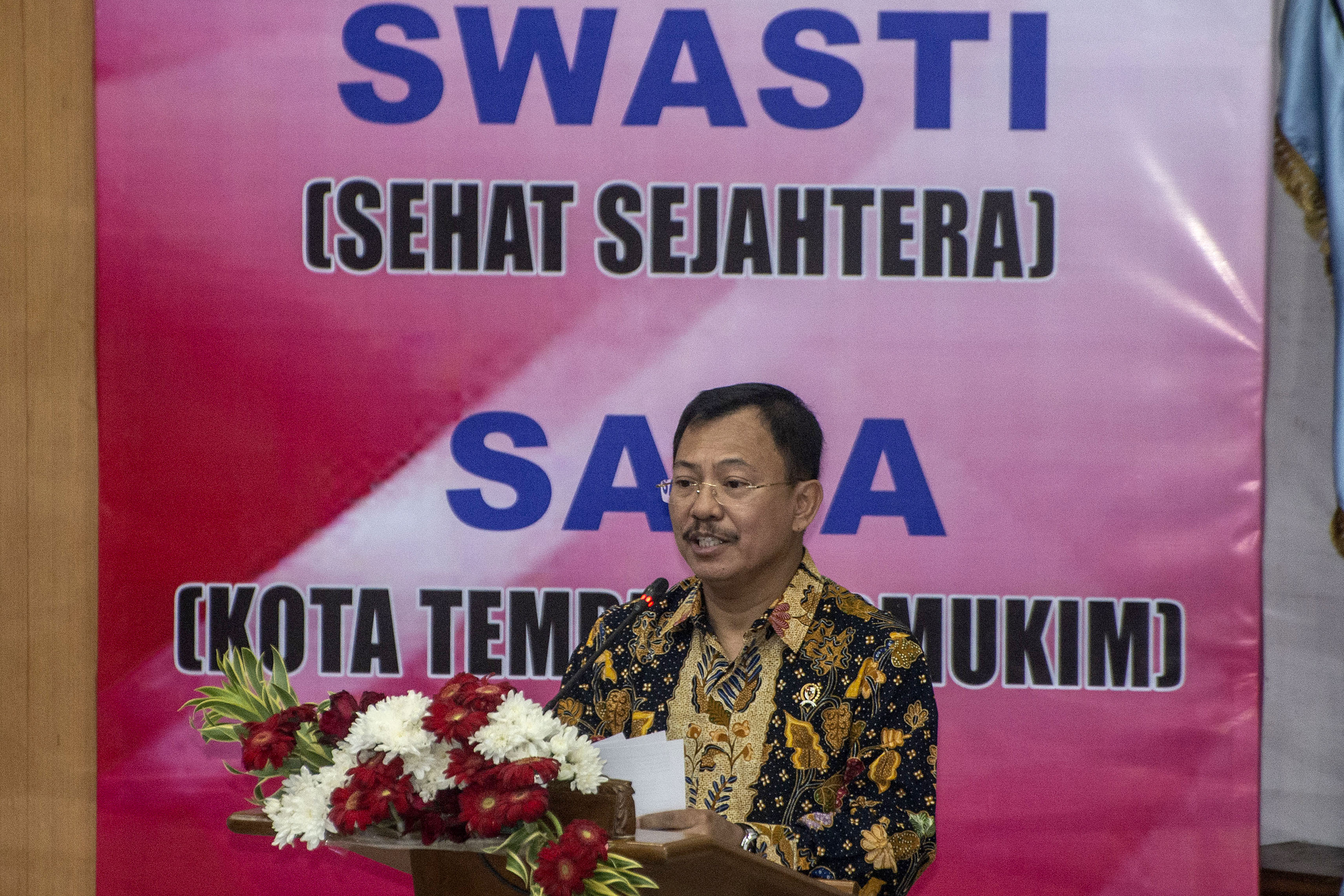 Menkes Terawan Agus Putranto saat memberikan penghargaan pada kawasan sehat