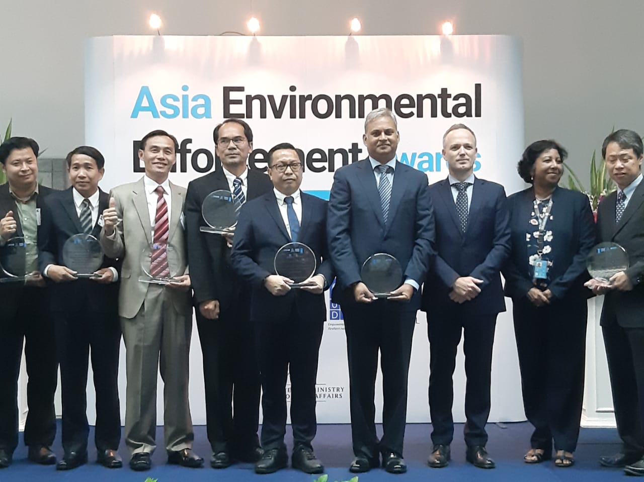 Direktur Jenderal Penegakan Hukum KLHK Rasio Ridho Sani (ke-5 dari kiri) menerima penghargaan Asia Environmental Enforcement Awards 2019