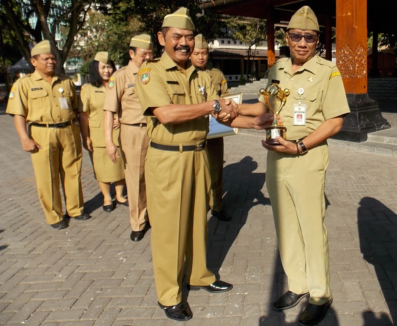 Wali Kota Surakarta FX Hadi Rudyatmo (kiri)