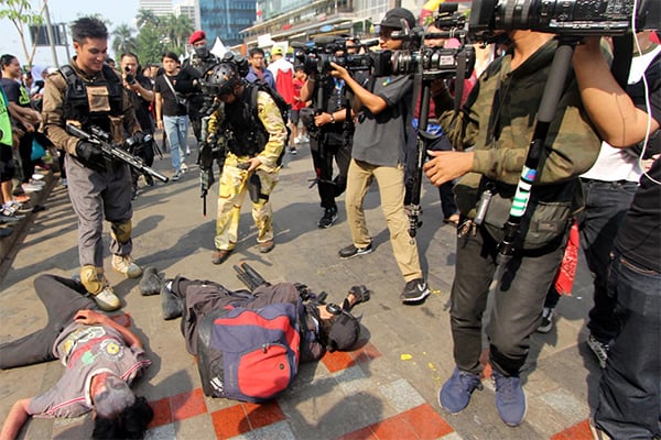 Baim Wong Selamatkan Warga Jakarta dari Serangan Zombie