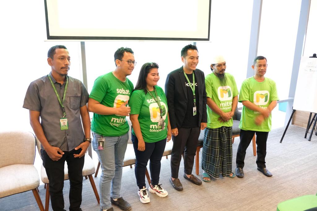 Jajaran Tokopedia dan mitranya yang terdiri dari pemilik warung dan toko kelontong. 