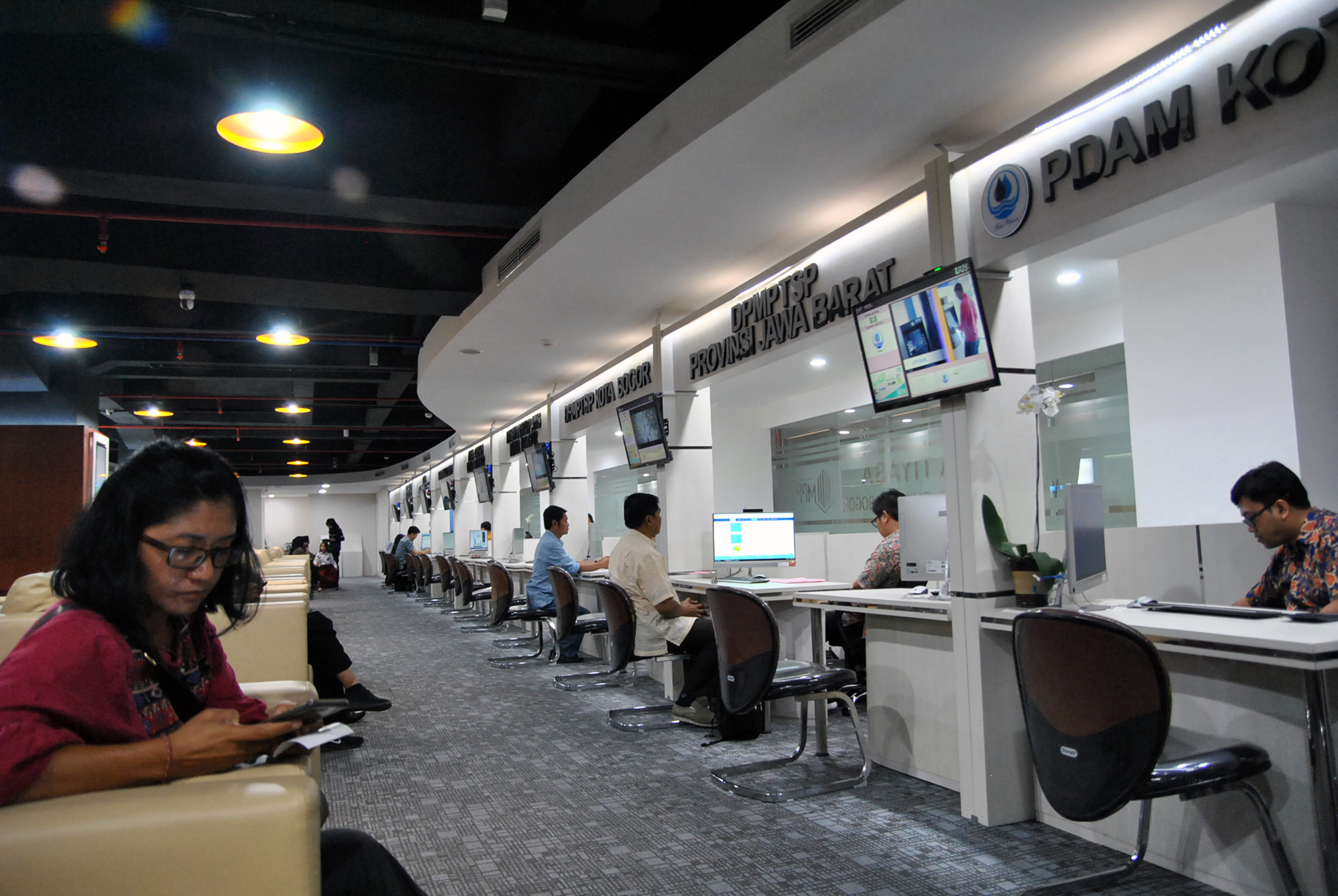 Investasi di Kabupaten Karawang akan berubah dari sektor padat karya menjadi sektor manufaktur, dengan robot sebagai tenaga kerja.