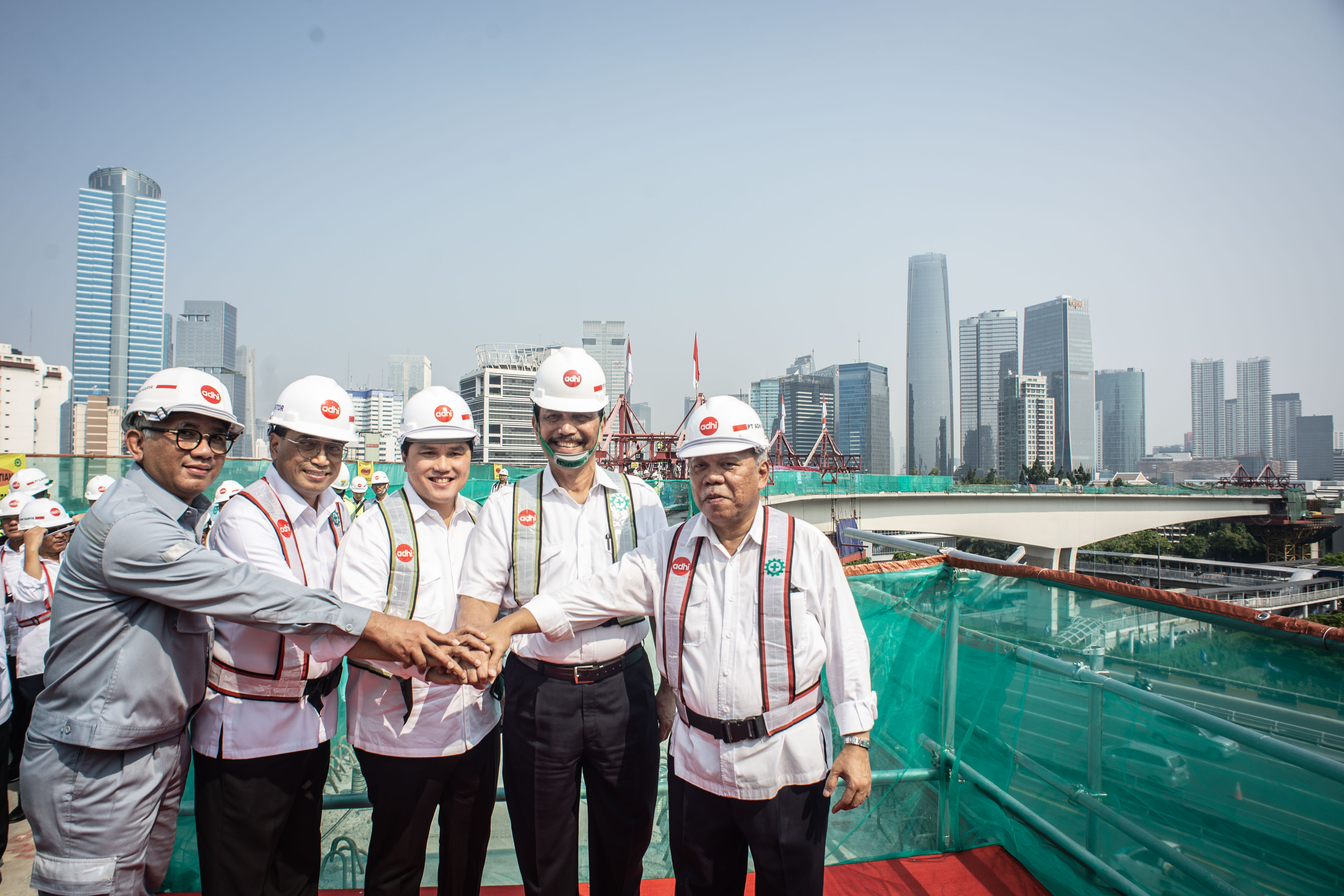 Menhub Budi Karya Sumadi (kedua dari kiri) bersama dengan menteri lain seusai pengecoran 